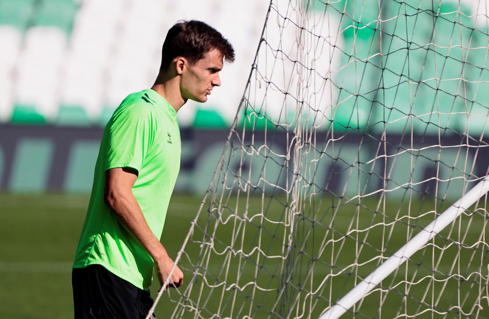 Diego Llorente, junto a una de las porterías.