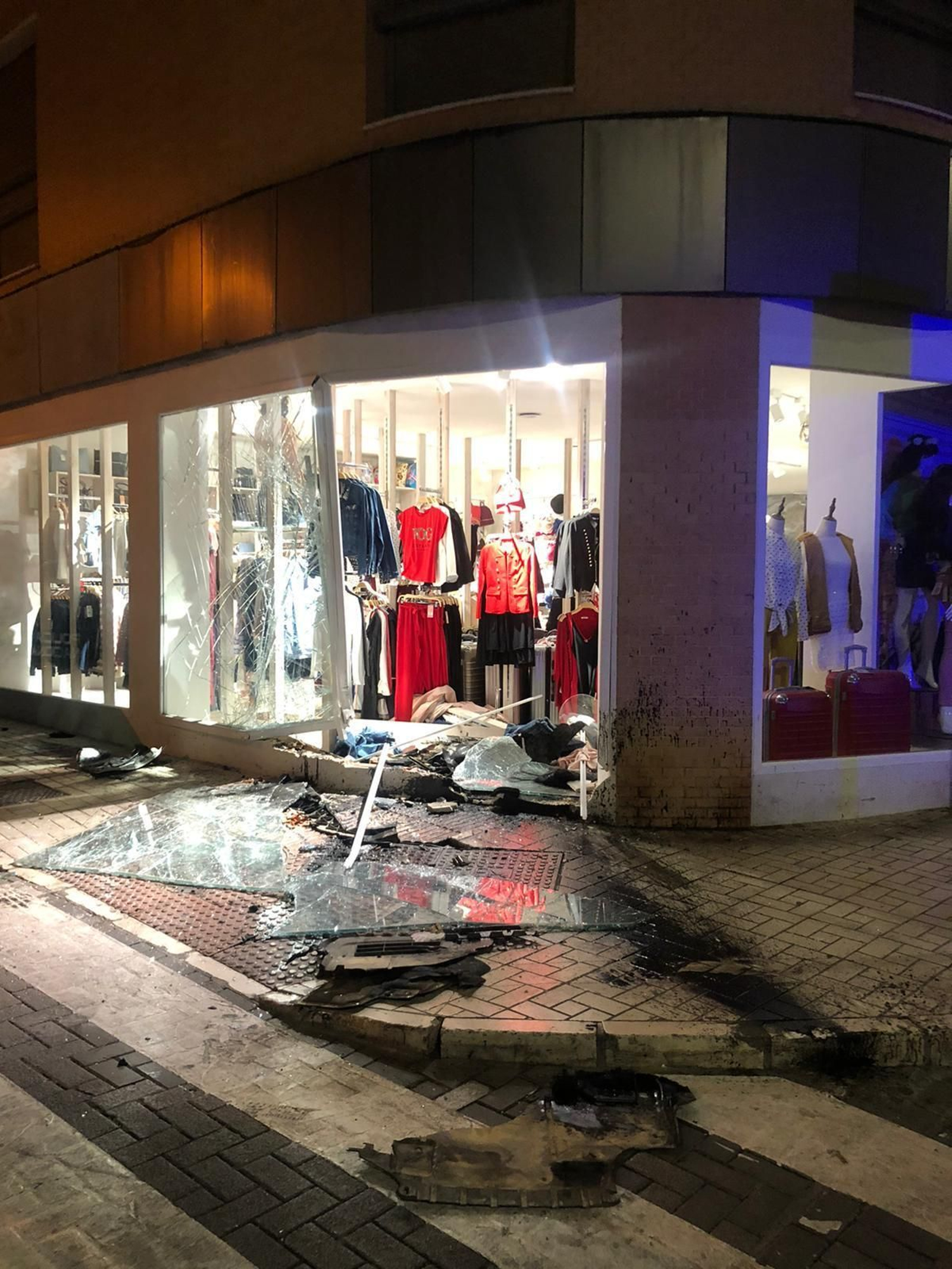 Vídeo de la fuga de tres jóvenes tras estrellarse con una tienda en La Trinidad Vídeo de la fuga de tres jóvenes tras estrellarse con una tienda en La Trinidad