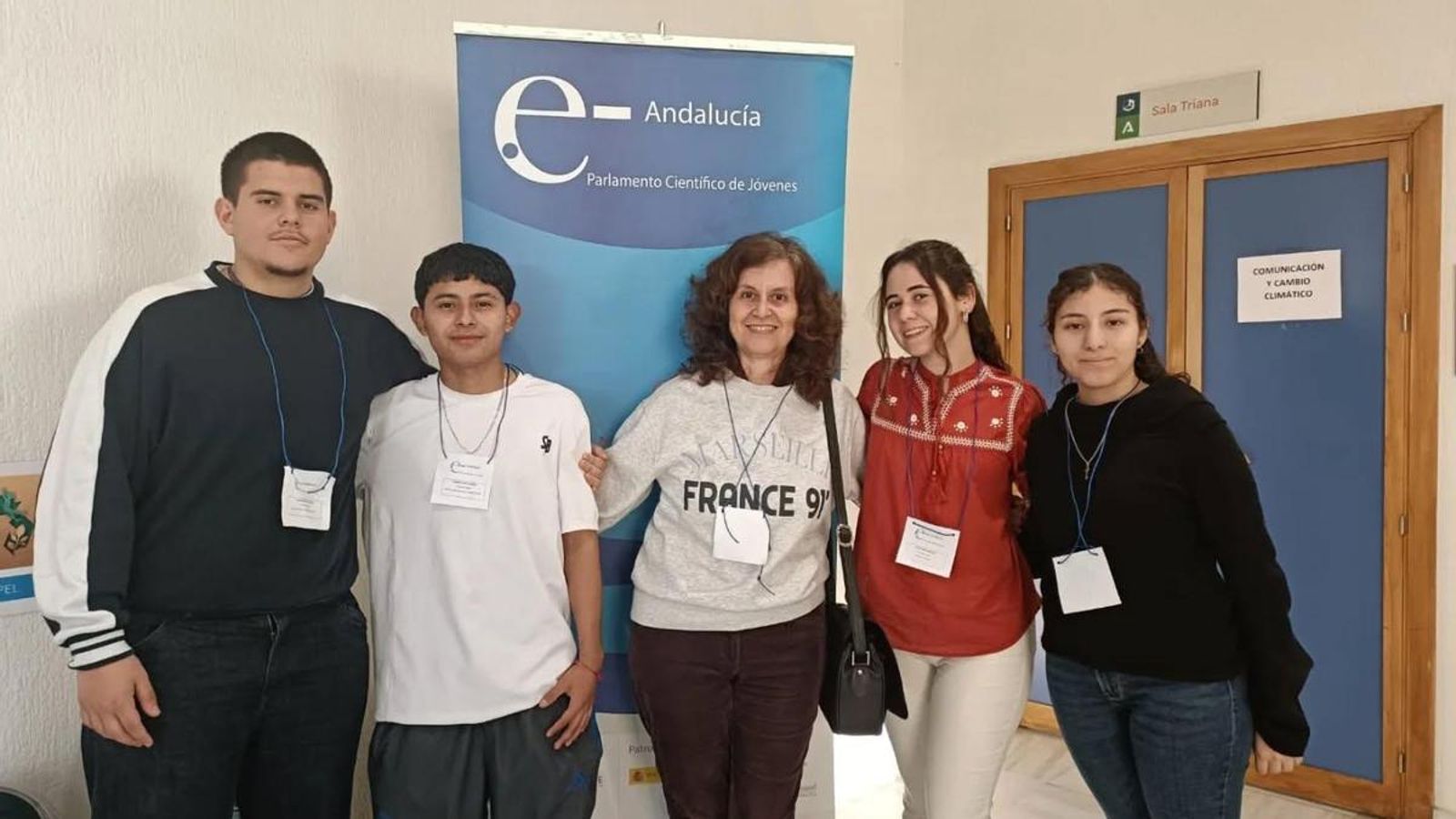 Jhoinner, Alberto, María Elena y Elena junto a su maestra, Isabel Ramos