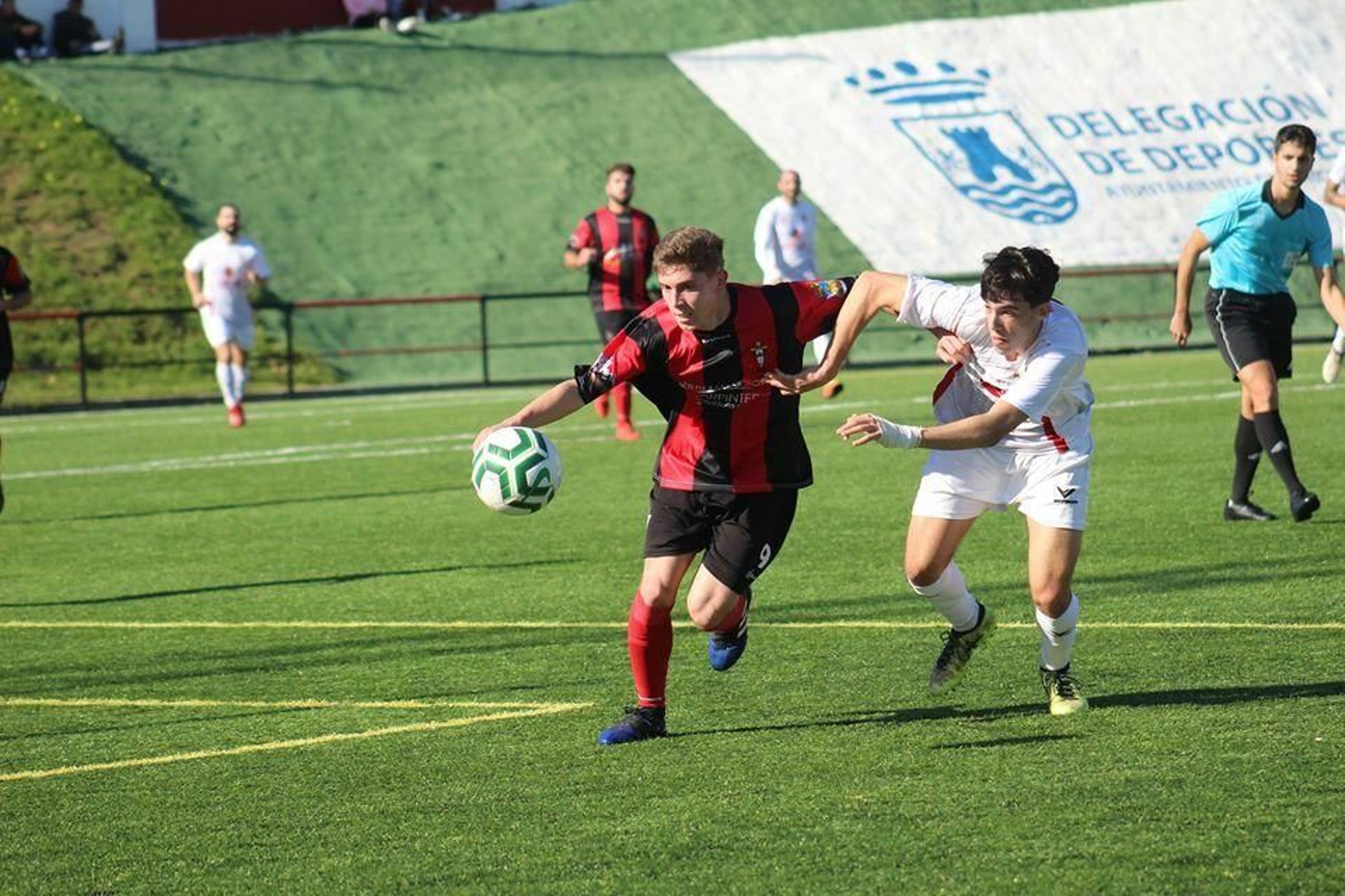 El industrialista Manu Periñán intenta escaparse de un jugador del Recreativo.
