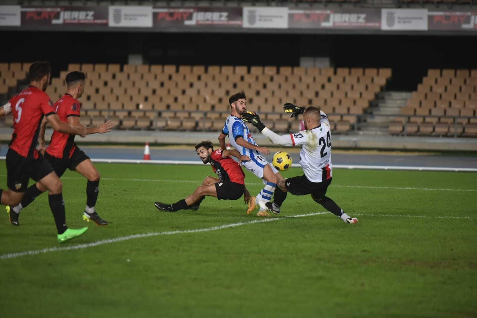 Jairo tapa el remate de Mateos, cuyo rechace recogió Rosillo para hacer el 2-2.