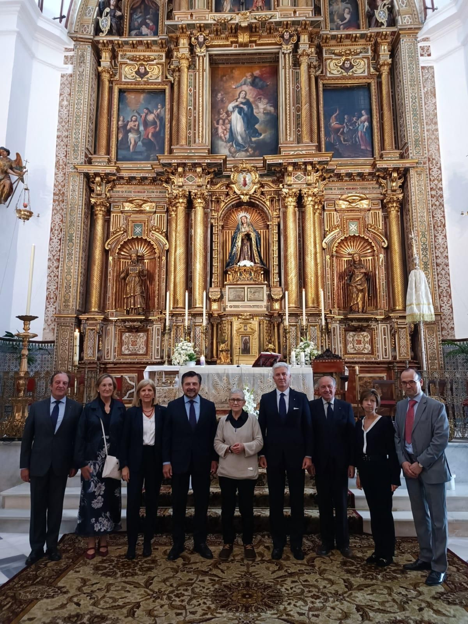 De izquierda a derecha:  Joaquín Guajardo Fajardo, secretario- archivero de la Real Maestranza; Mar Sánchez Estrella, secretaria general de Patrimonio Histórico de la Junta de Andalucía; Amidea Navarro, delegada del distrito Casco Antiguo; Toni Martín Iglesias, portavoz del PP en el Parlamento de Andalucía; Soledad Calzado Lebrón, Madre General de las Religiosas Filipenses Hijas de María Dolorosa; Nicolás Coronel Medina, diputado primero de la Real Maestranza; Antonio María González Pacheco, presidente regidor de la Orden de San Clemente y San Fernando; Olga Carrión, directora del Instituto de la Mujer de Andalucía y Enrique García Cumbreras, administrador de la congregación Filipense  Hijas de María Dolorosa.