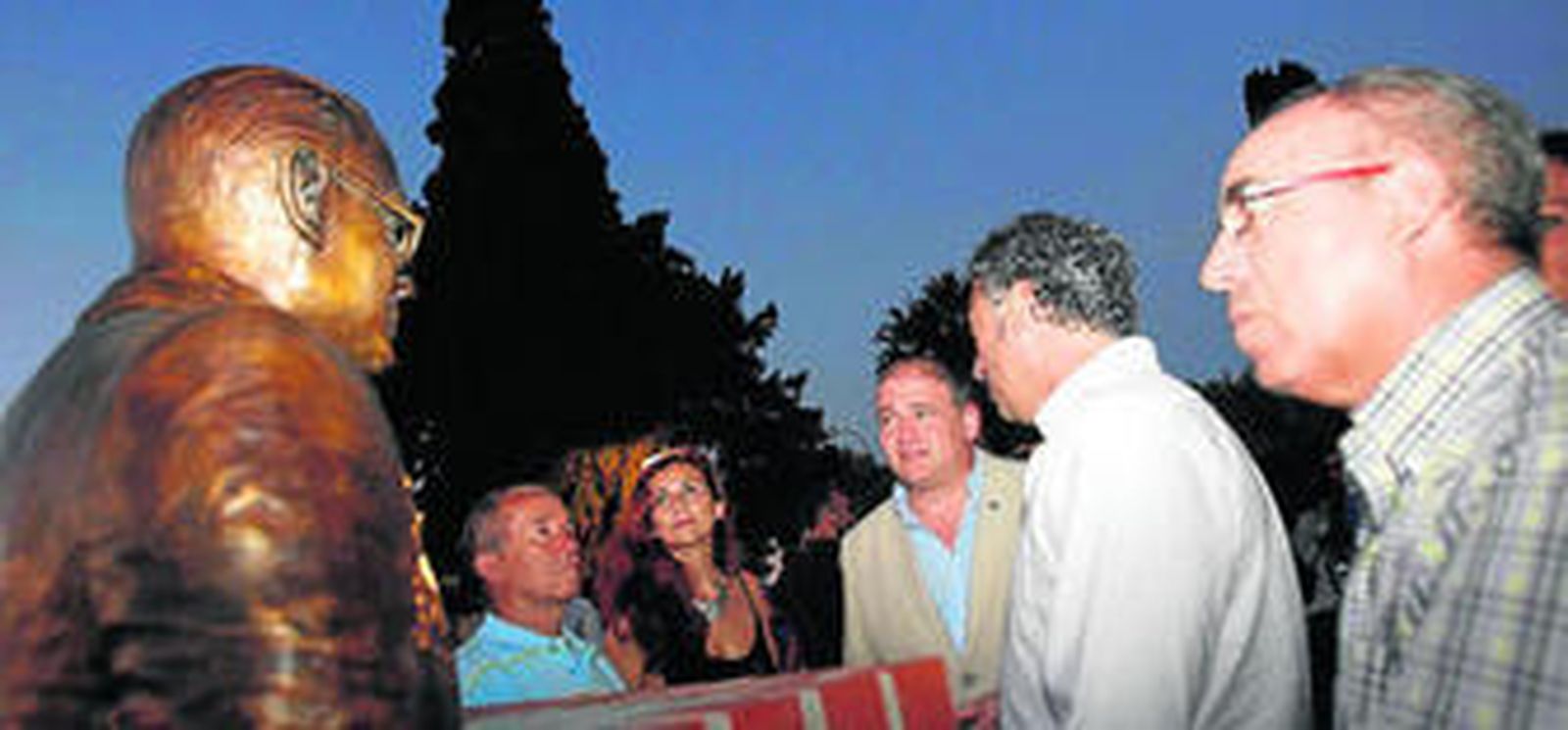 Romero observa el busto de Blas Infante, junto a Martínez y varios ediles, ayer.