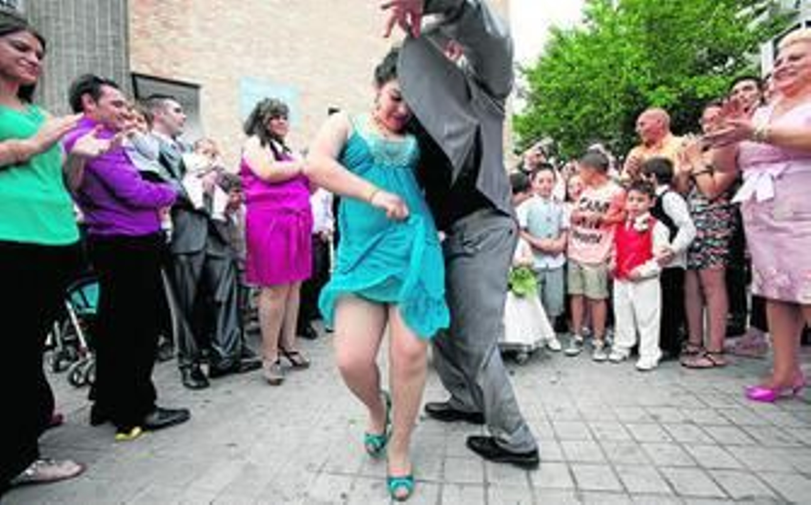 Cante y baile nada más salir de la Iglesia de la Paz.