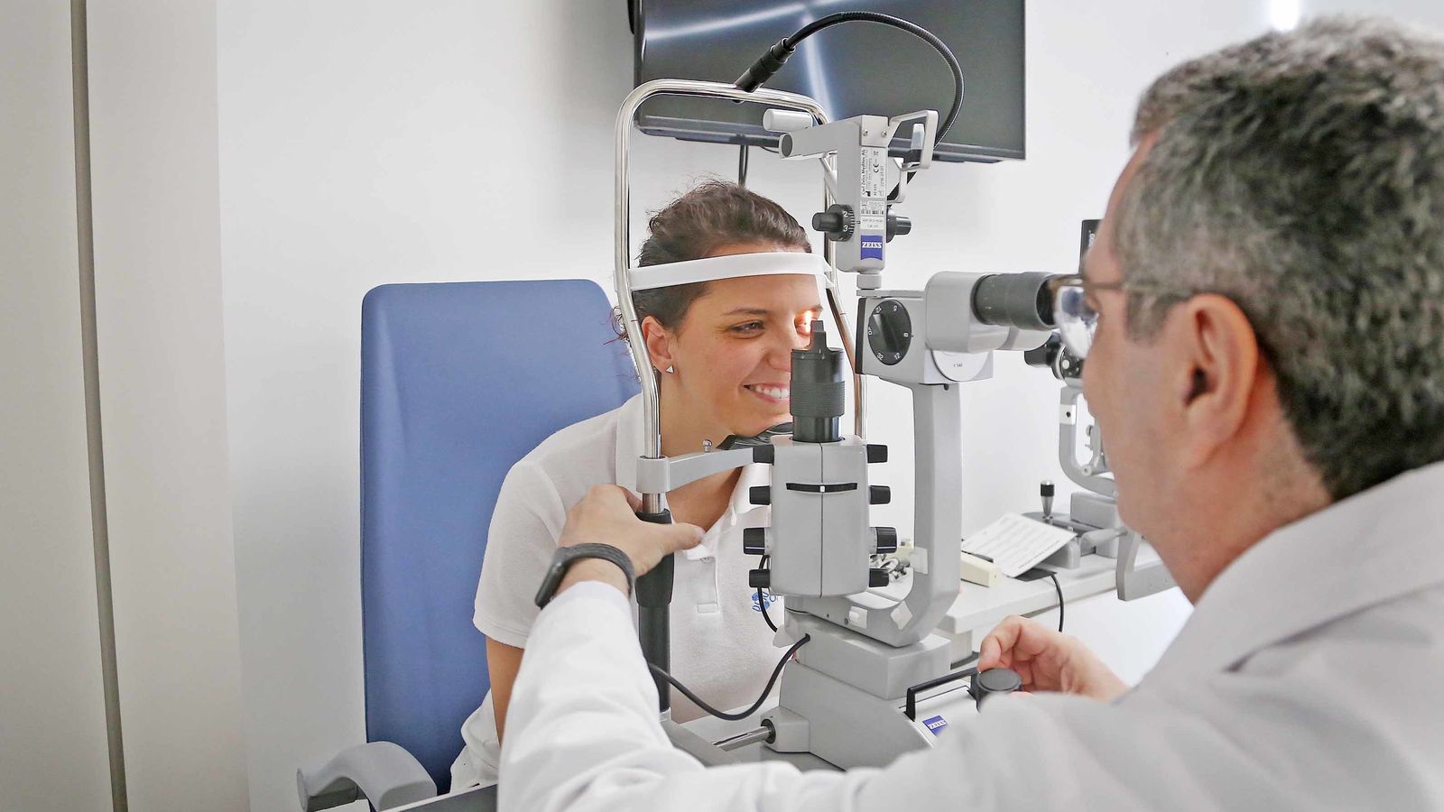 Quitarse las gafas y lentillas con una avanzada cirugía láser de gran seguridad en el Hospital Jerez Puerta del Sur