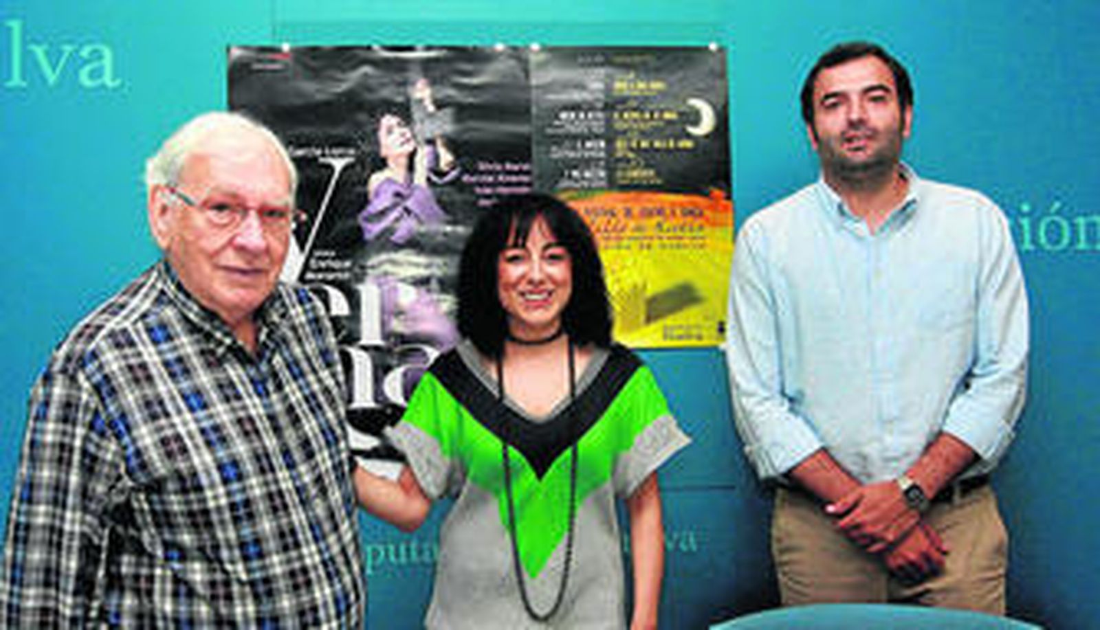 Miguel Narros, a la izquierda, con los actores participantes en la obra.