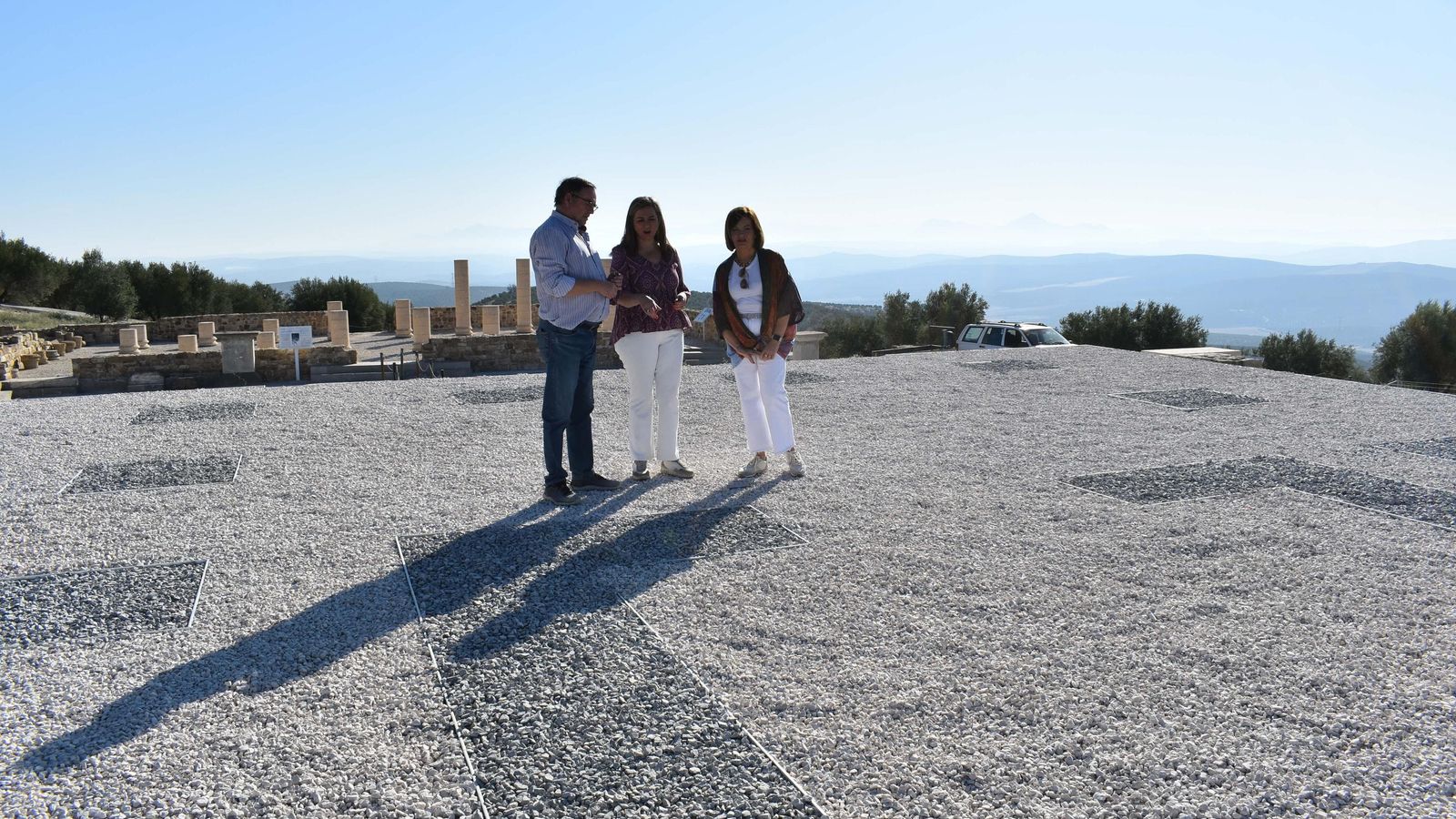 Las autoridades visitan la intervención en el templo de Torreparedones.