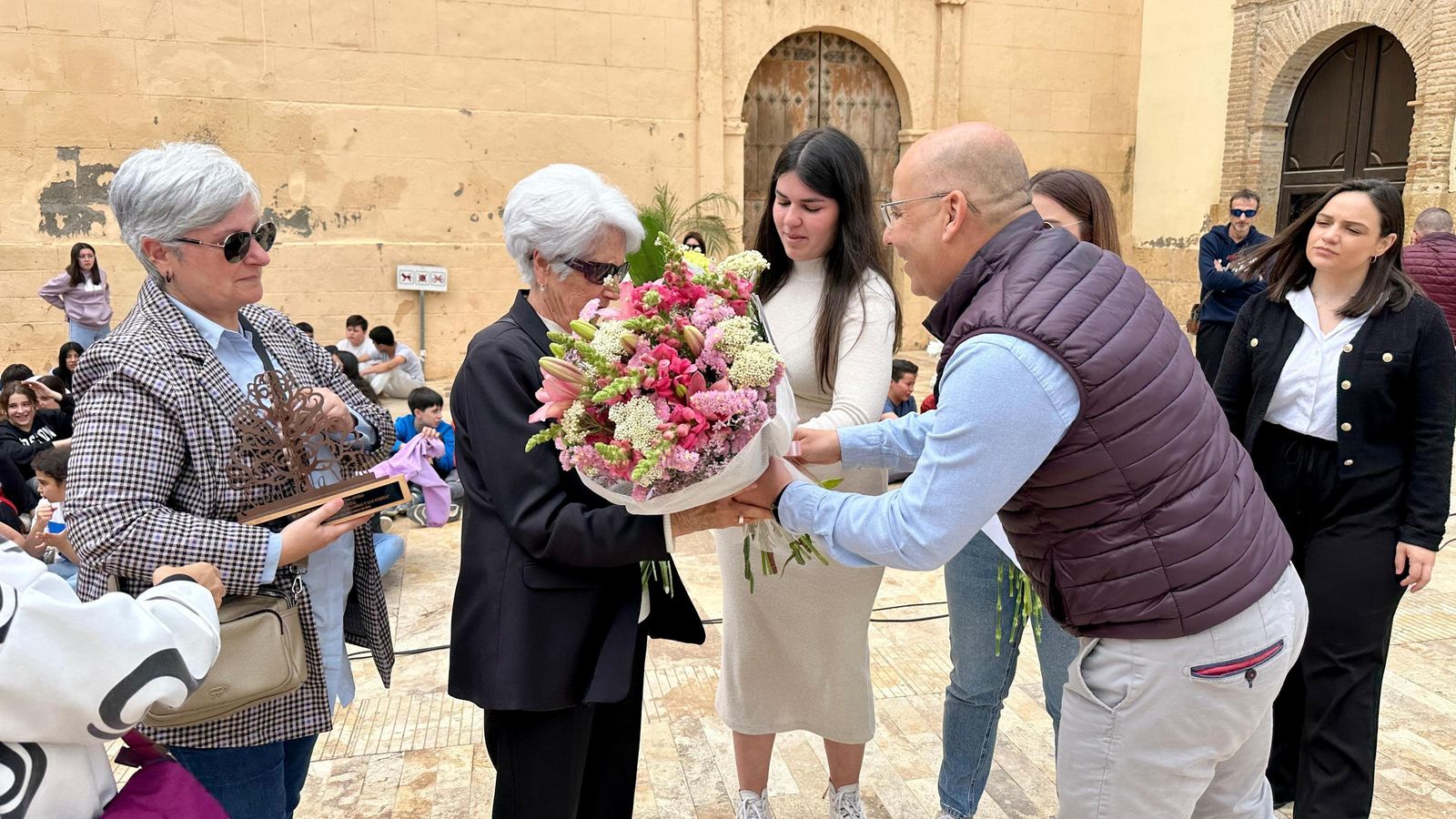 El alcalde de Huércal-Overa hace entrega de un ramo de flores a la familia de Diego M. Gómez Rosell.