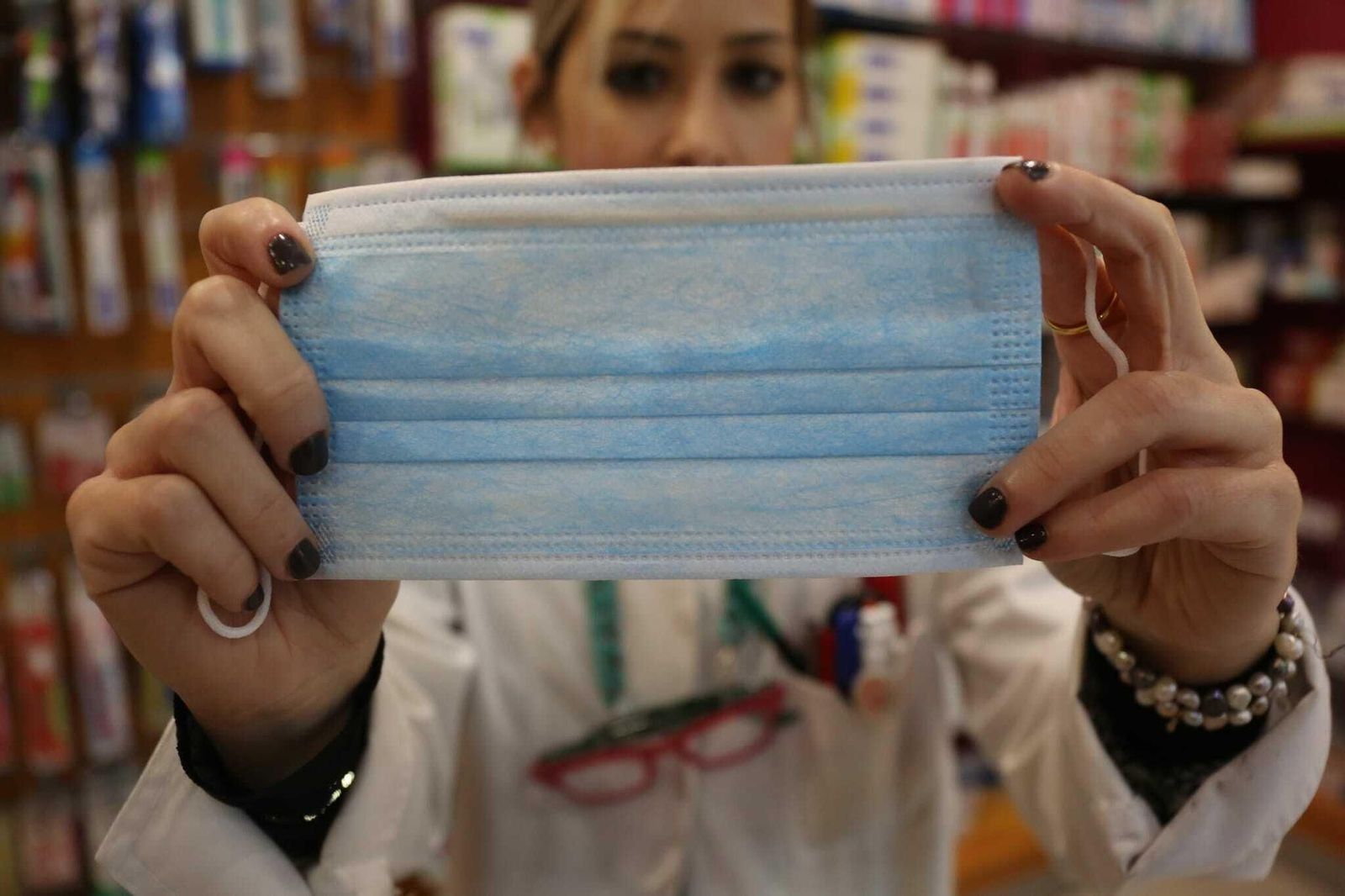 Una farmacéutica con una mascarilla en la zona de El Cónsul, en Málaga capital.