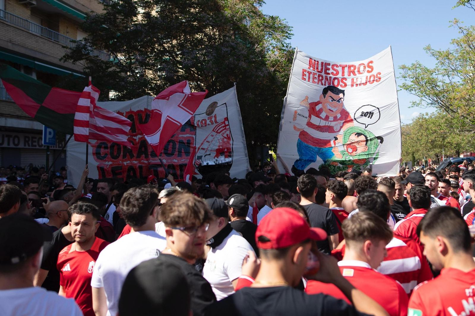 Encuéntrate en la grada de Los Cármenes en el partido del Granada CF-Elche