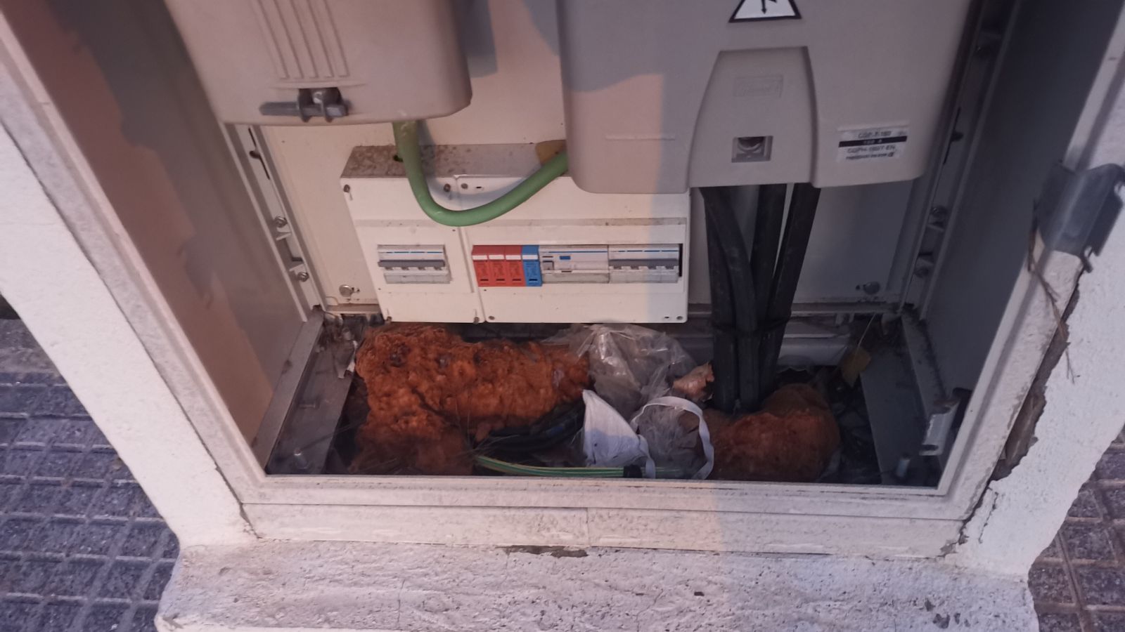 Uno de los cuadros eléctricos denunciados por Plataforma 3R, en las proximidades del parque Sacramento.