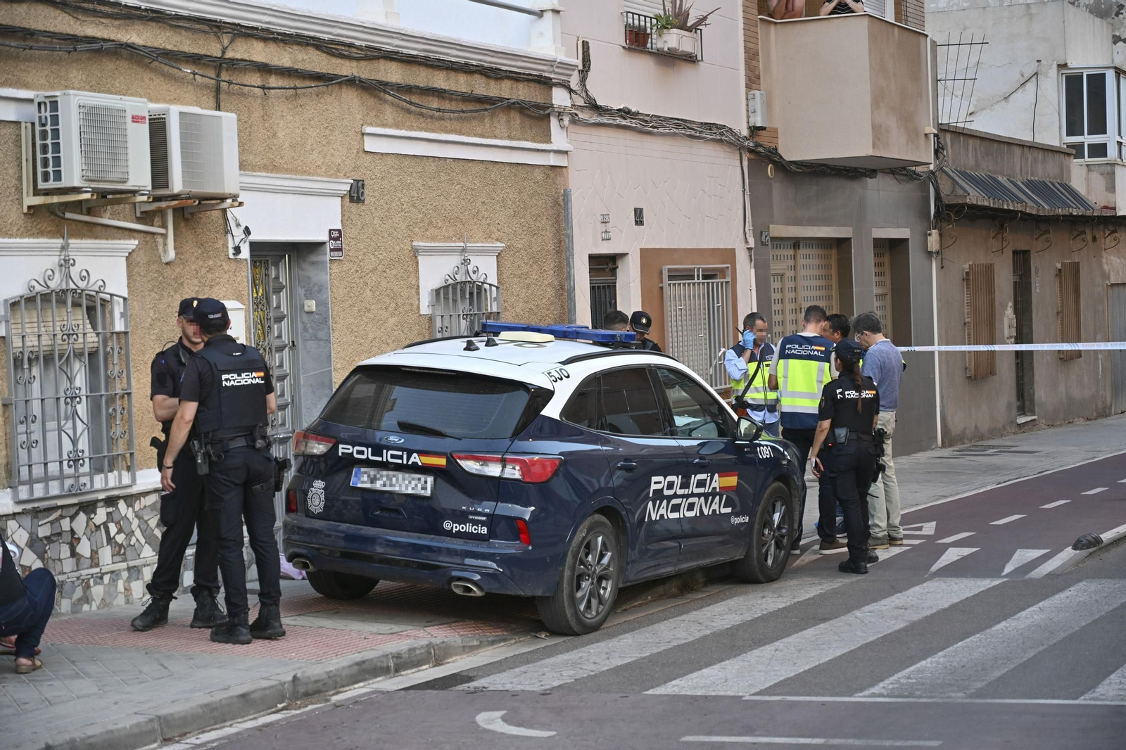 Coche policial en las inmediaciones de la vivienda tras el suceso.