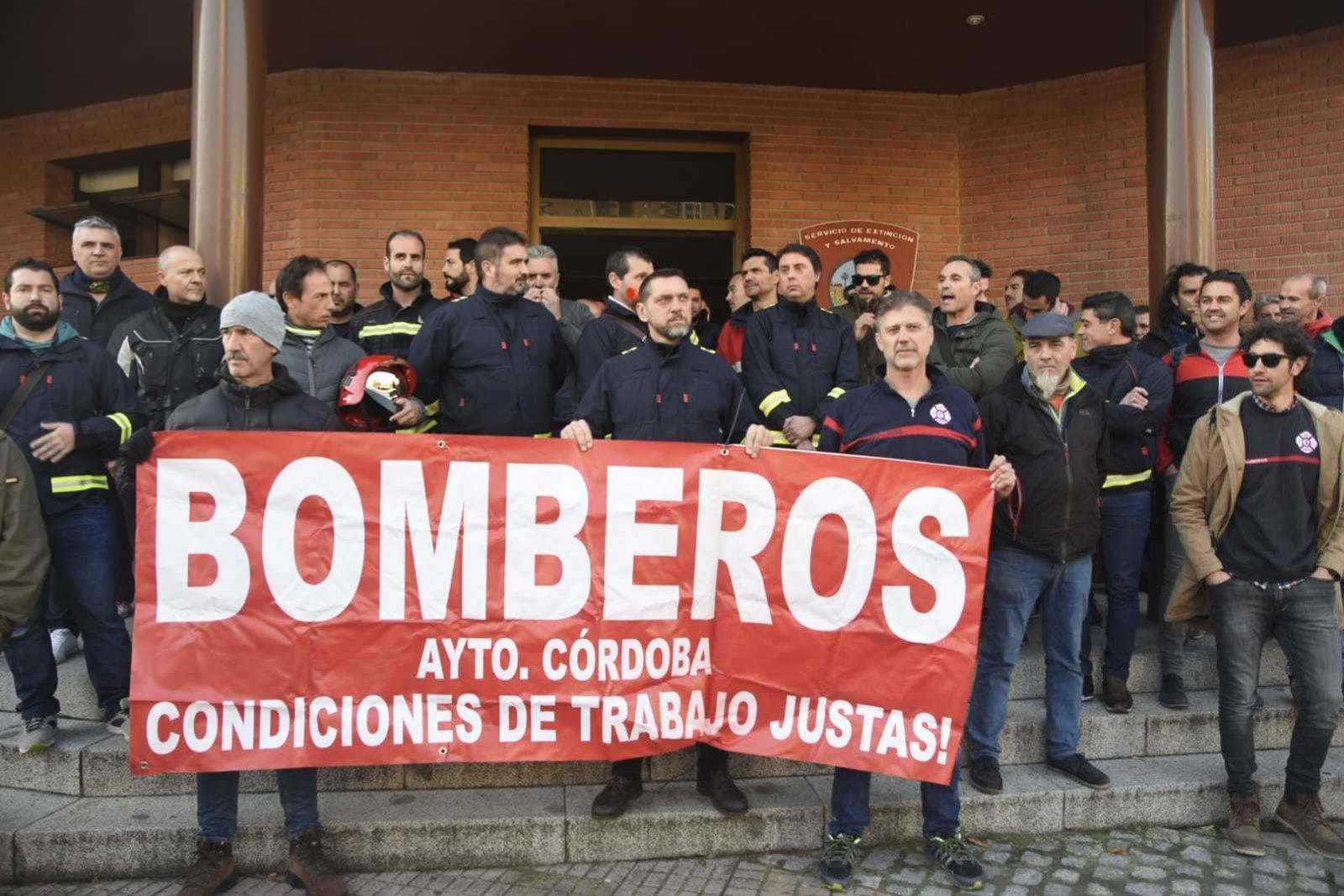 Un momento de la protesta, en el parque de bomberos