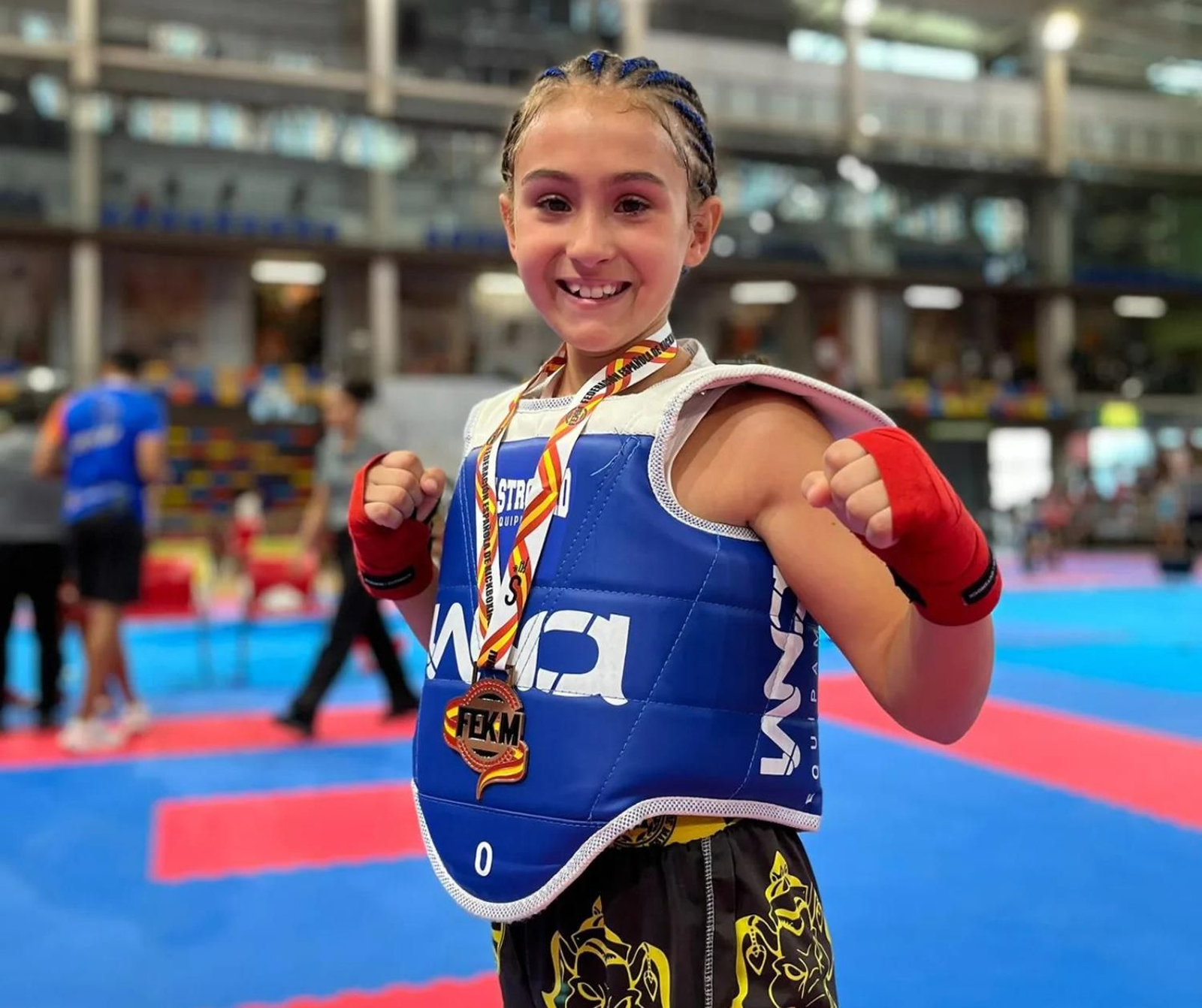 La pequeña deportista lepera, Adriana Colchón, tras la obtención del título