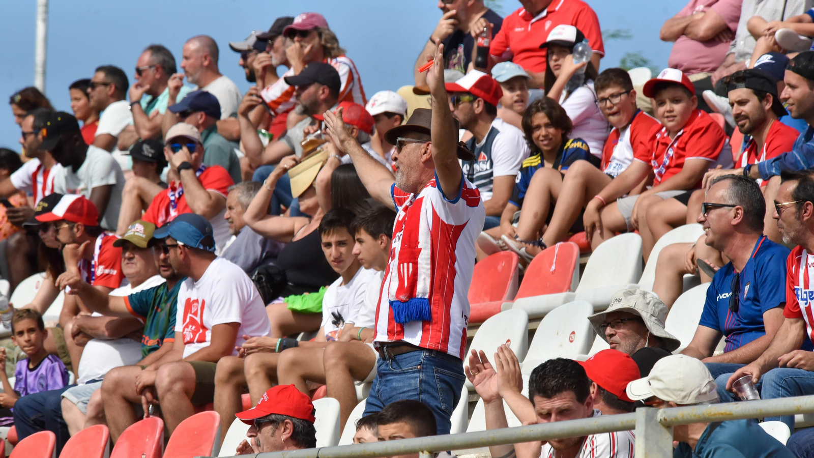 Fotos de la afición durante el Algeciras CF - AD Merída en el estadio municipal de Algeciras