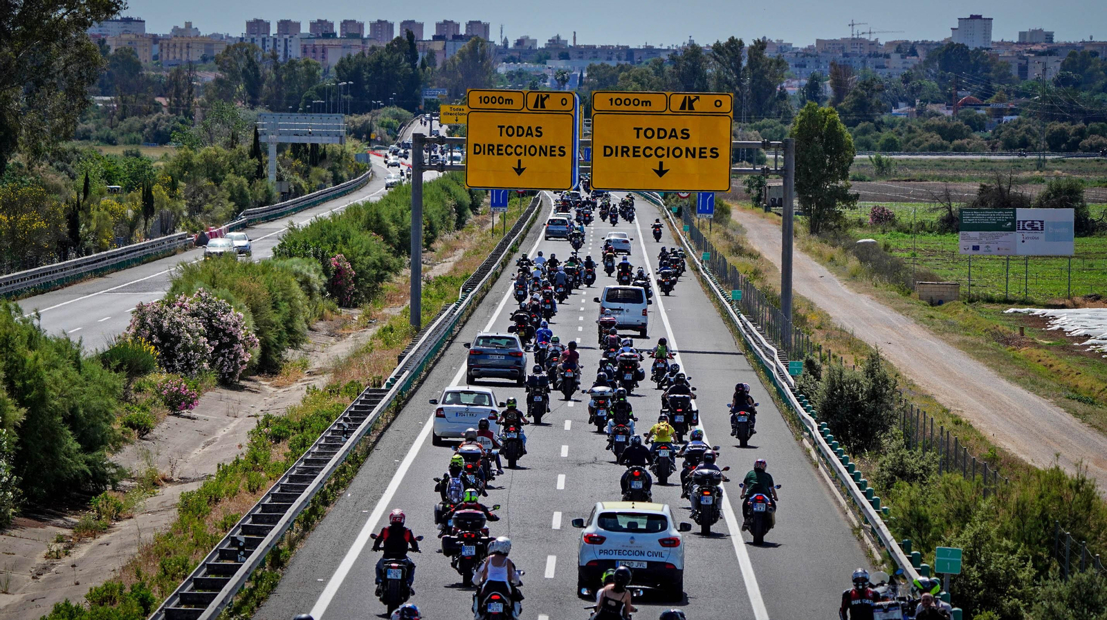 Muchas moteros acuden al Circuito Ángel Nieto de Jerez