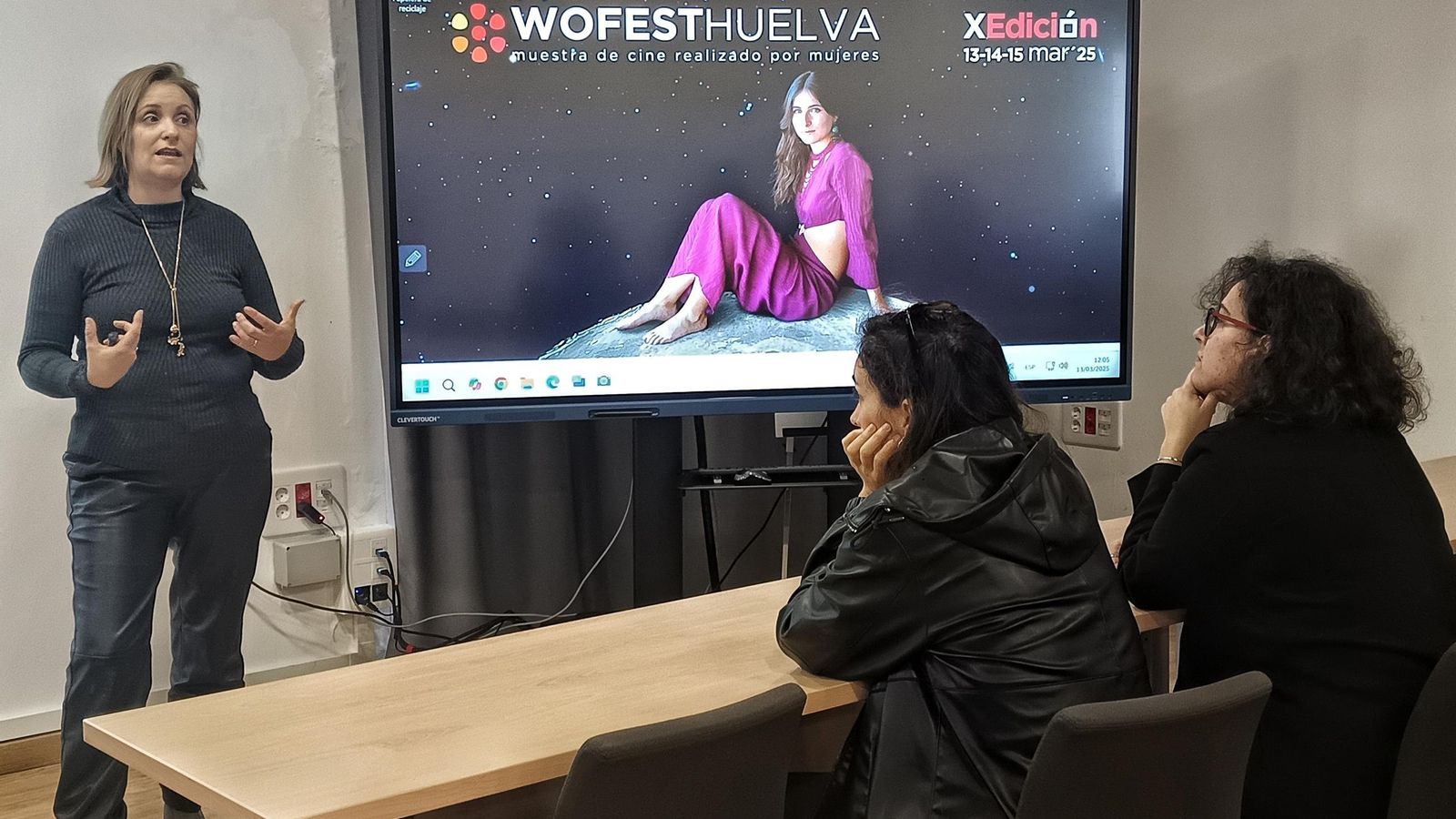 Marta Velasco durante su clase magistral sobre la producción cinematográfica en la UNIA. Marta Velasco durante su clase magistral sobre la producción cinematográfica en la UNIA.