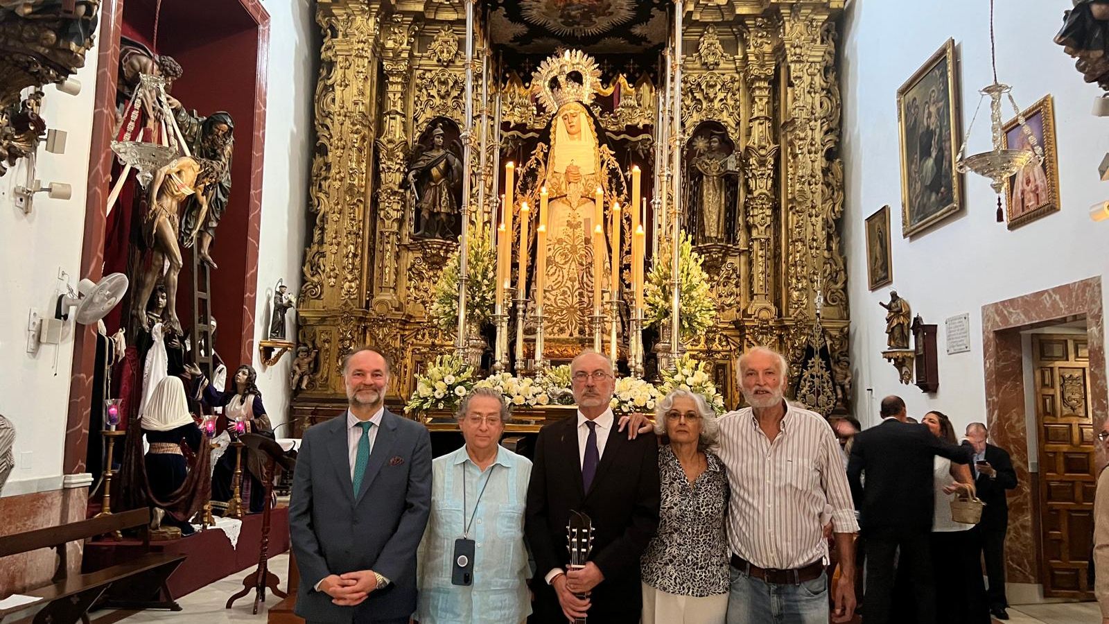 La familia de Antonio Gallardo, junto a la Soledad.