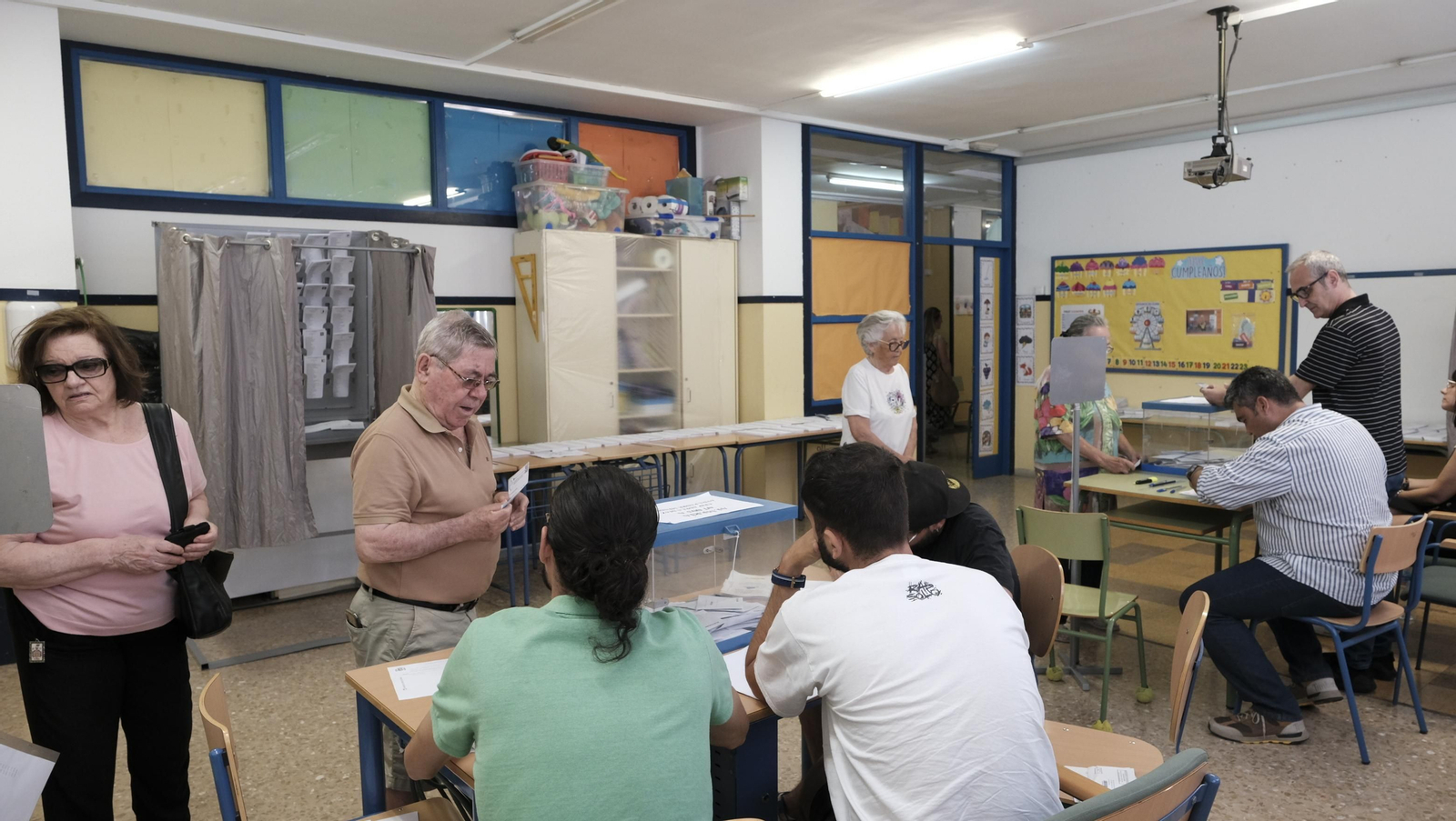 Votaciones a primera hora en uno de los colegios electorales.