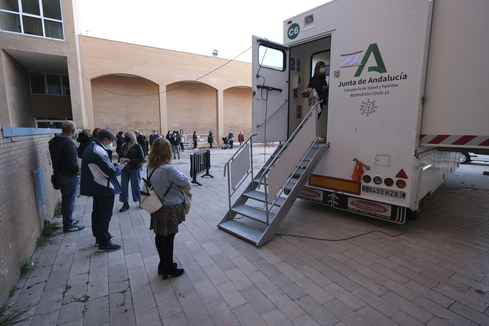 Pruebas de serología a los docentes y maestros en el Auditorio Maestro Padilla.