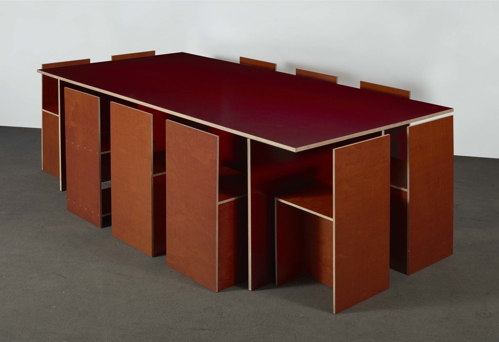 Mesa y sillas de Donald Judd, conocido por sus exactos objetos geométricos.