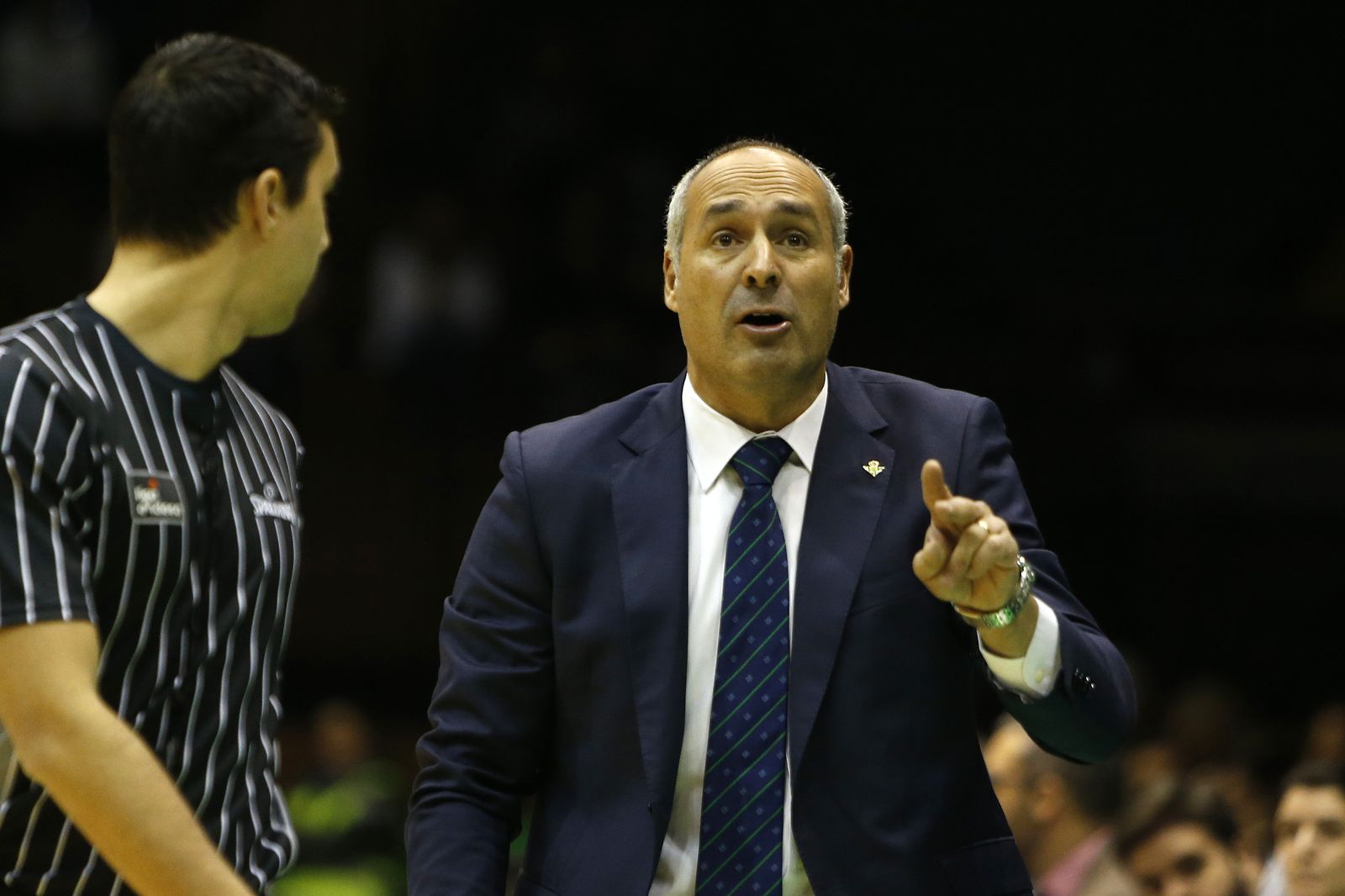 Curro Segura dialoga con un colegiado en un partido.