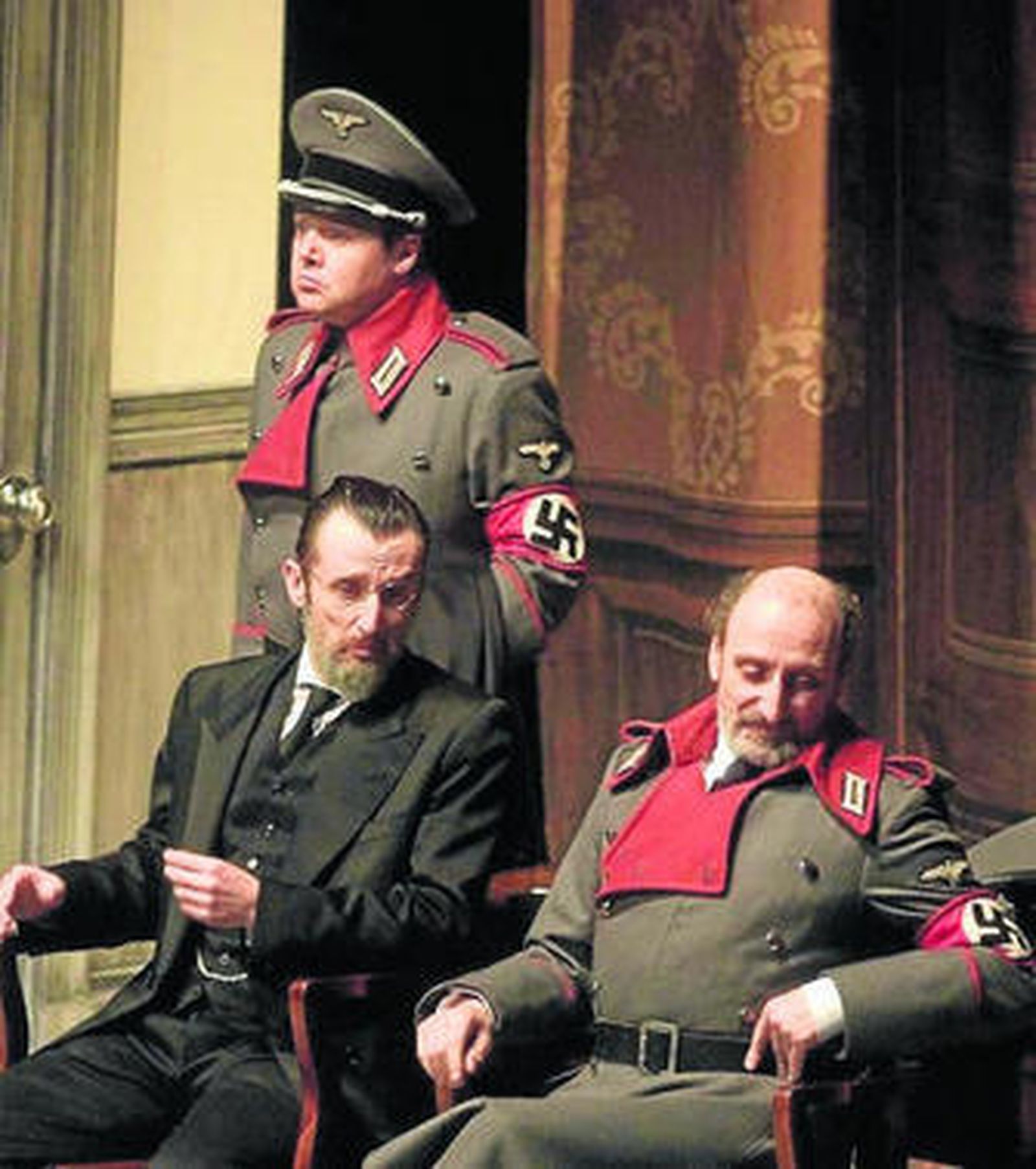 José Luis Gil, en primer término, en la obra 'Ser o no ser'.