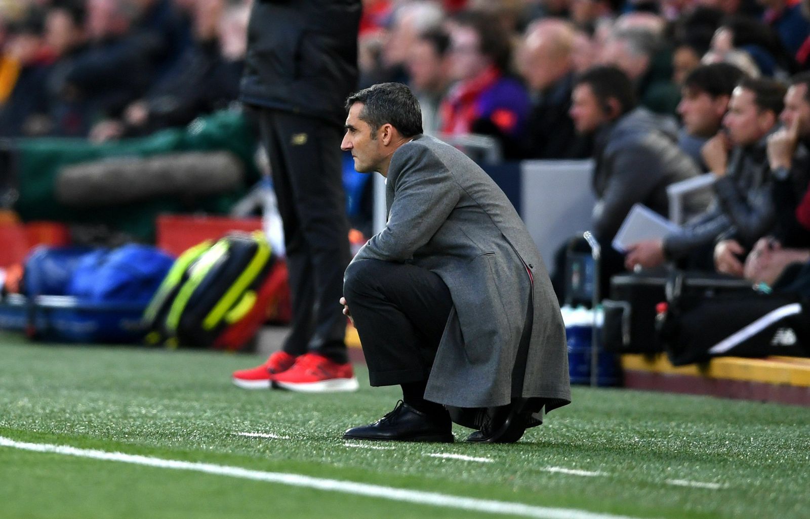 Valverde sigue el fútbol agachado en el estadio de Anfield durante el desastre de su equipo contra el Liverpool.