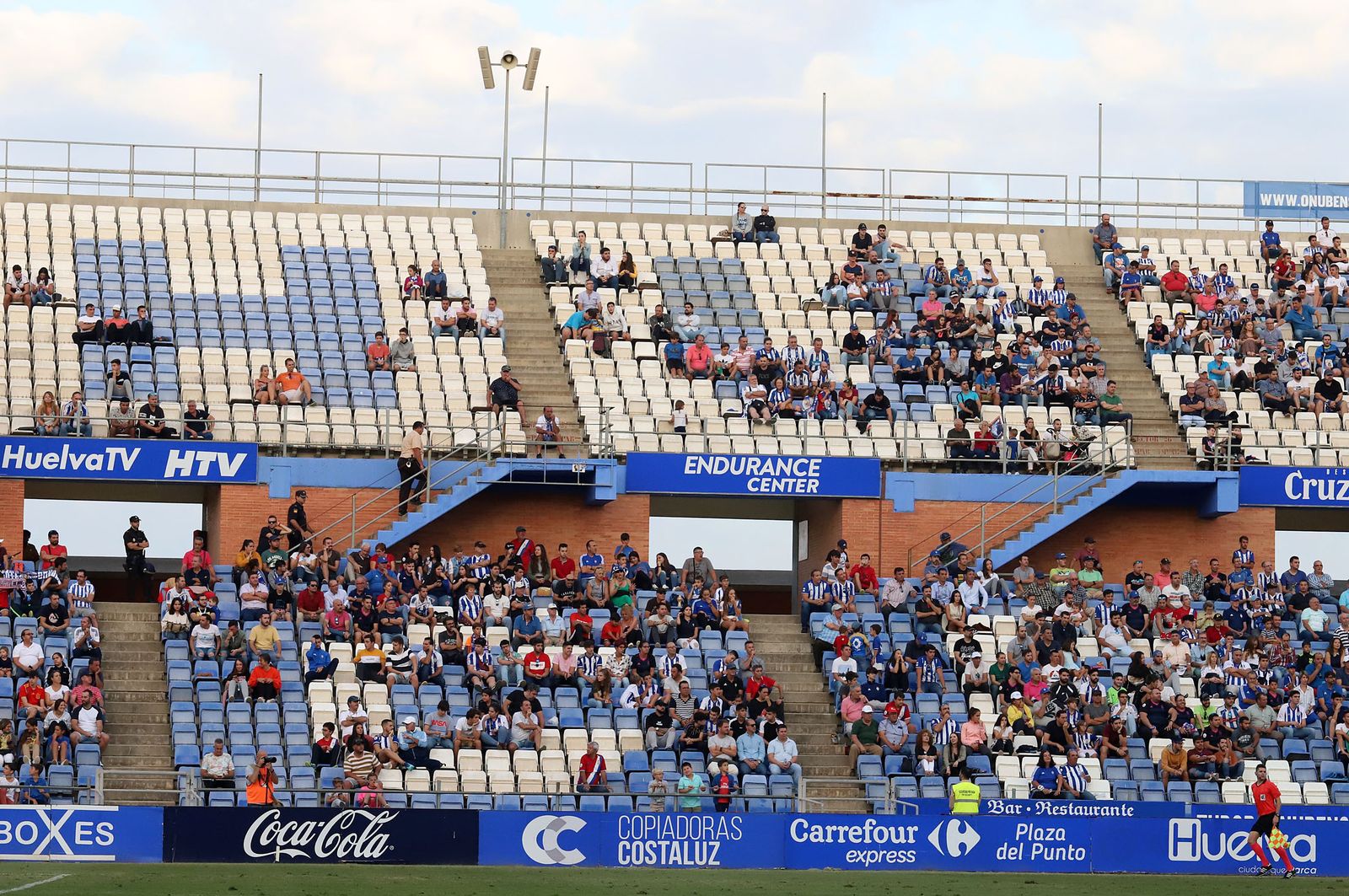 Imágenes del ambiente en el Estadio Nuevo Colombino