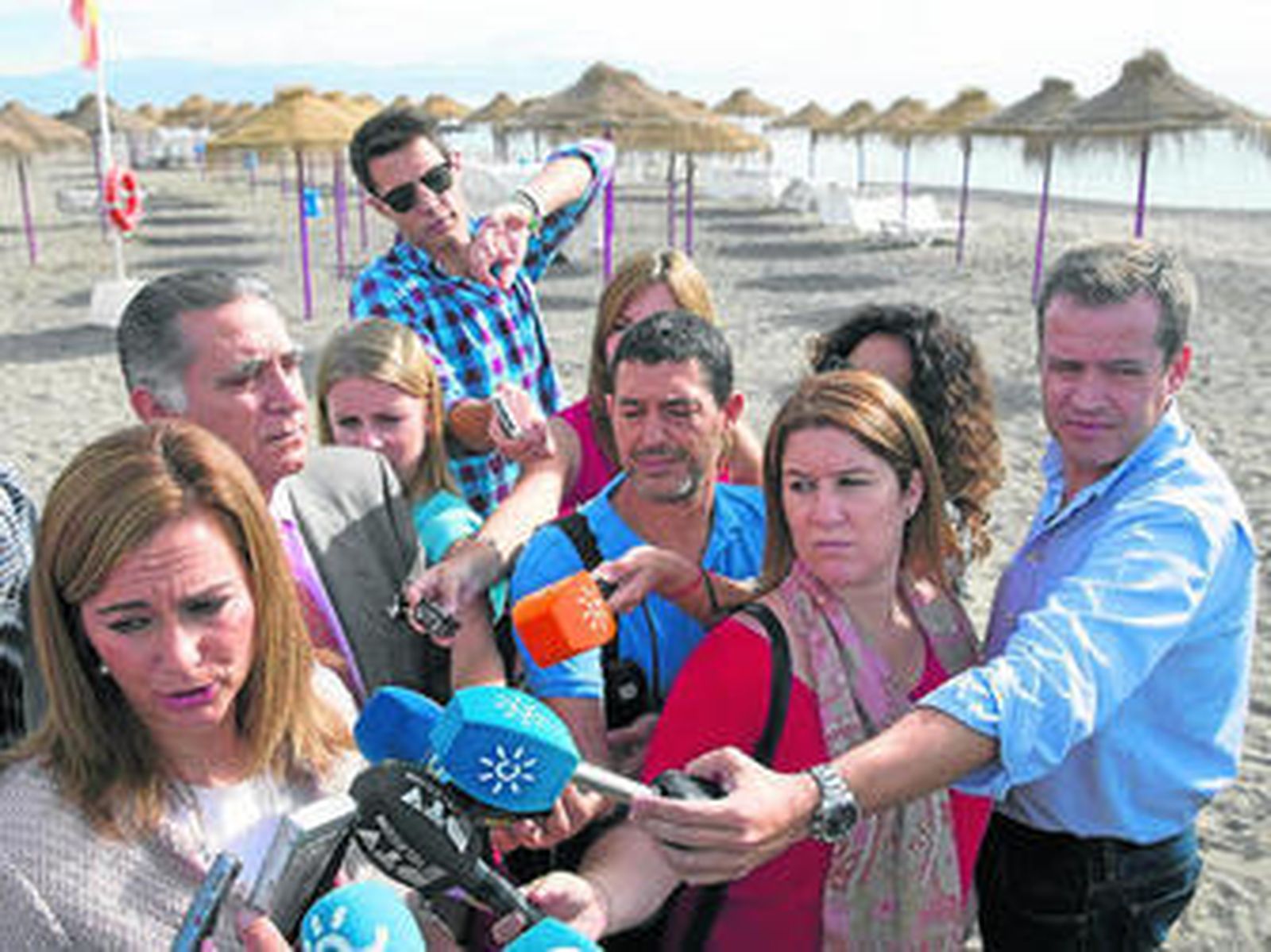 María Jesús Serrano -a la izquierda- atiende a los periodistas ayer en la playa de Guadalmar, en Málaga.