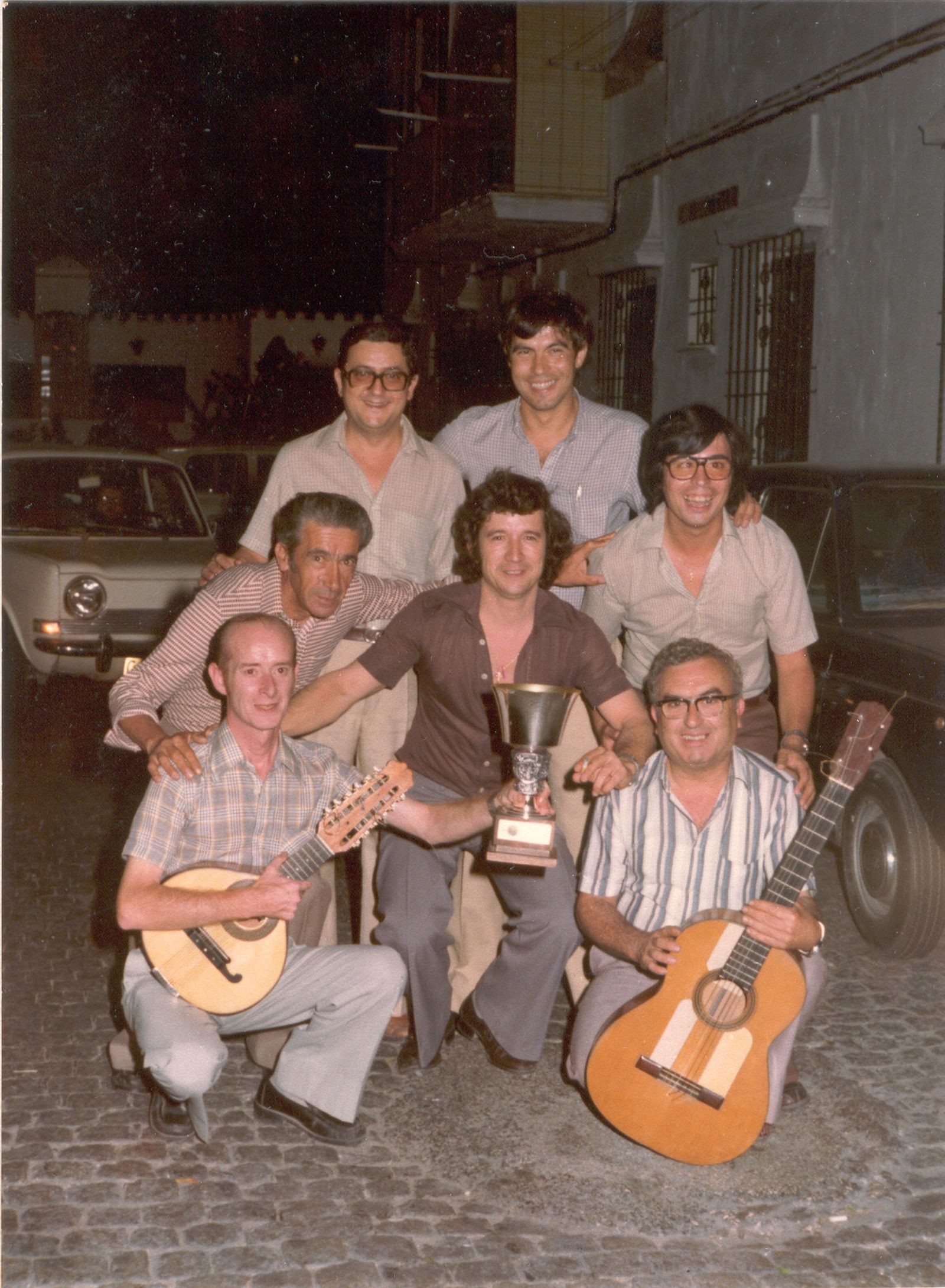 Los célebres coristas en la entrega de un premio de coplas antiguas.