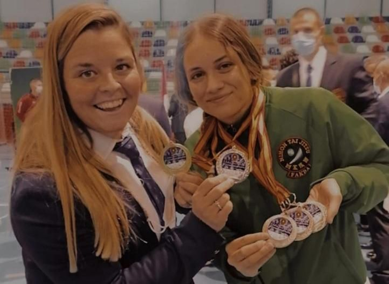 Míriam Fernández posa feliz con sus medallas junto a la profesora Almudena Caballero.