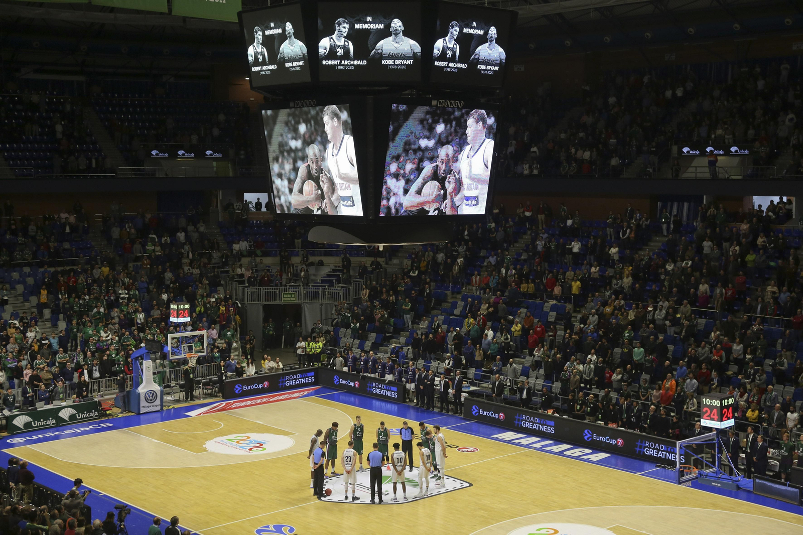 Imagen del Carpena en un minuto de silencio en Eurocup.