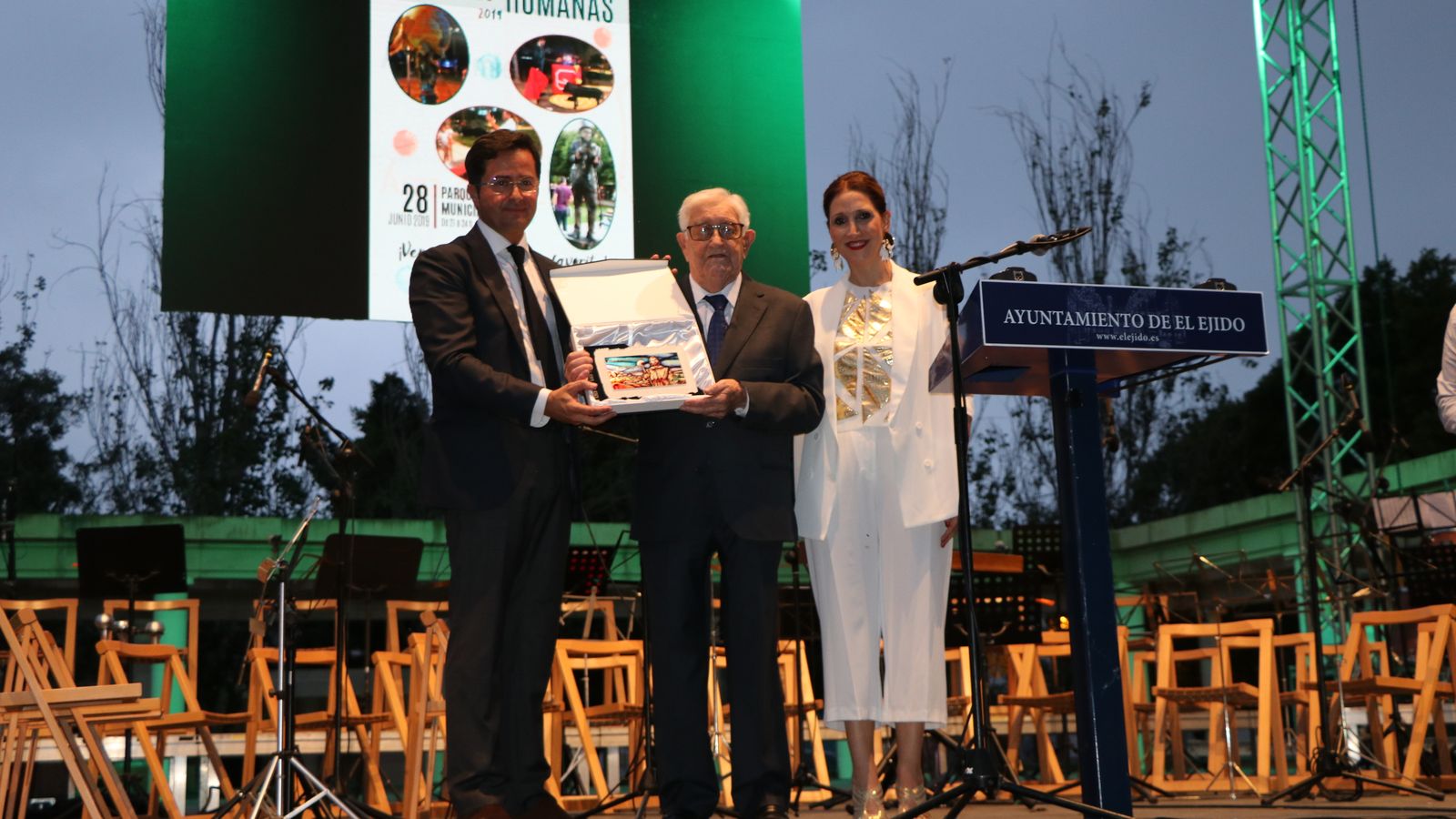 Un detalle del alcalde y la edil de Cultura con el pregonero de San Isidro.
