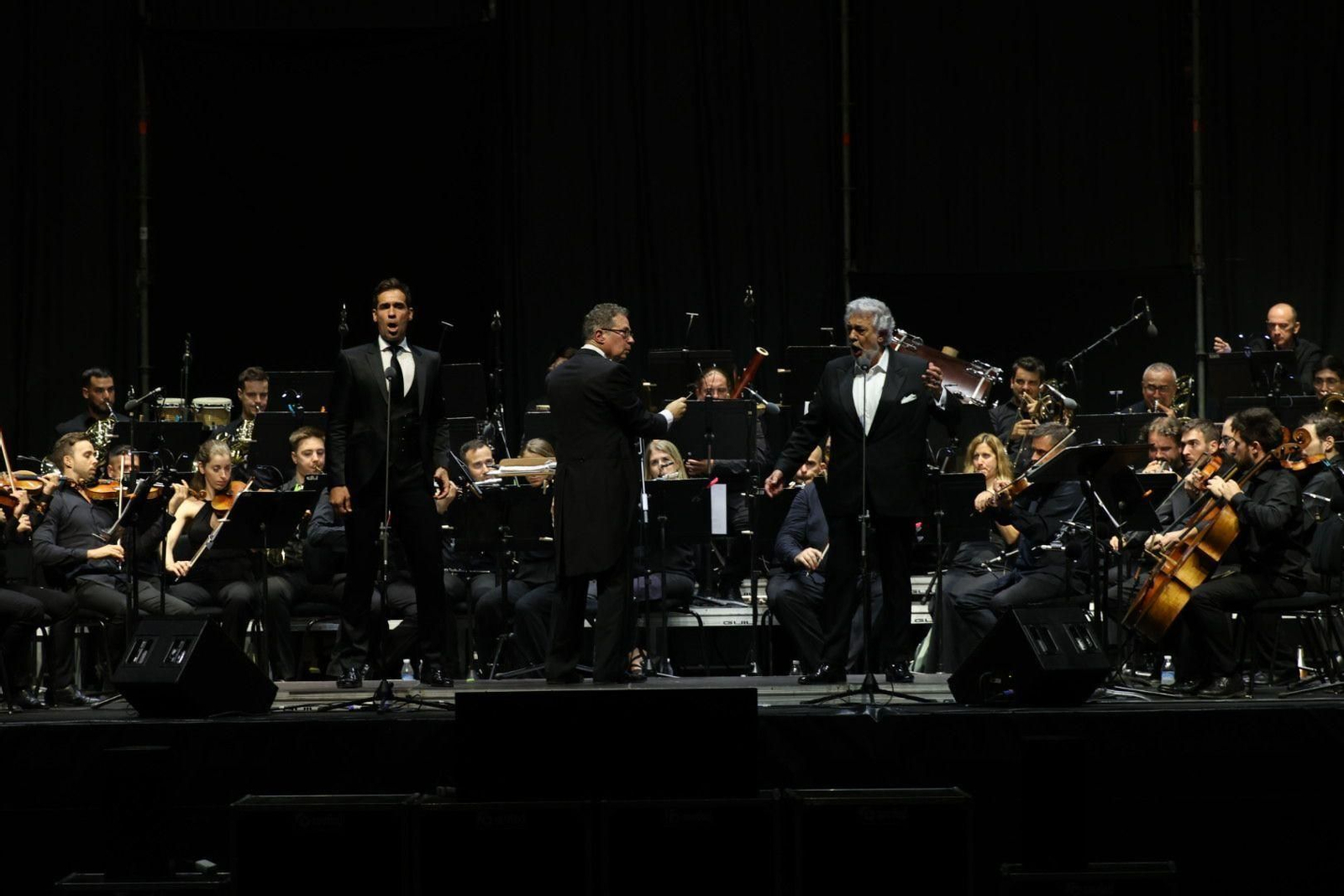 Plácido Domingo, cantando a dúo con Ismael Jordi en la Bodega Las Copas. Plácido Domingo, cantando a dúo con Ismael Jordi en la Bodega Las Copas.