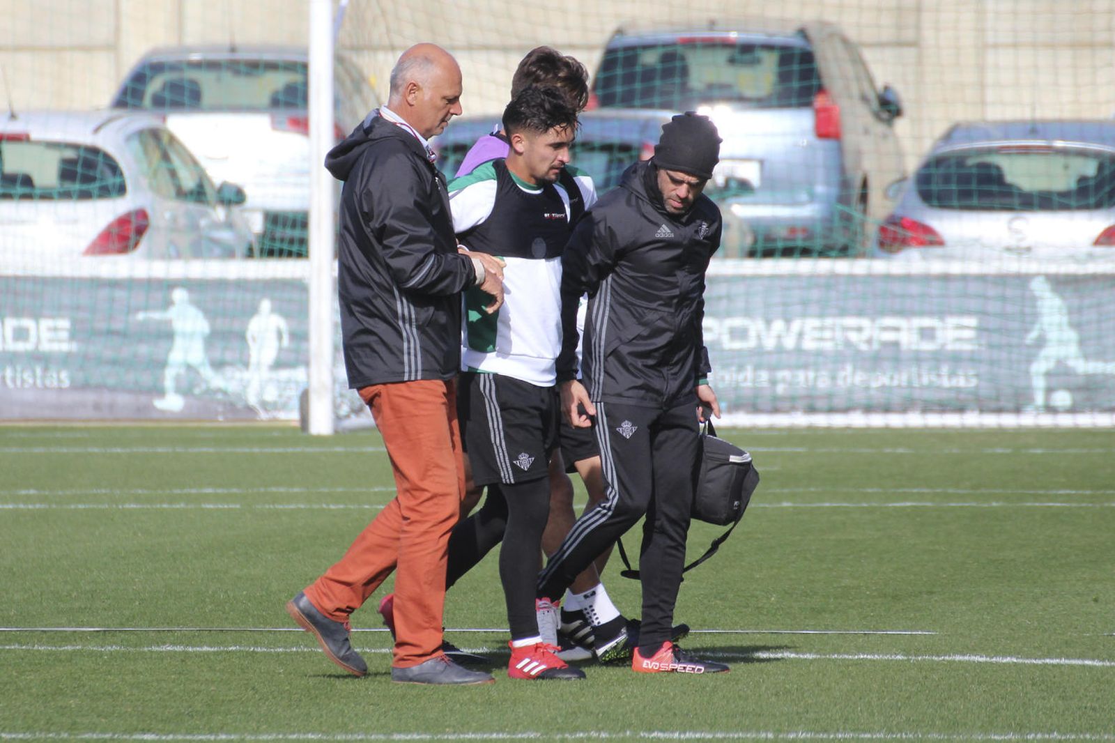 Felipe Gutiérrez se retira lesionado.