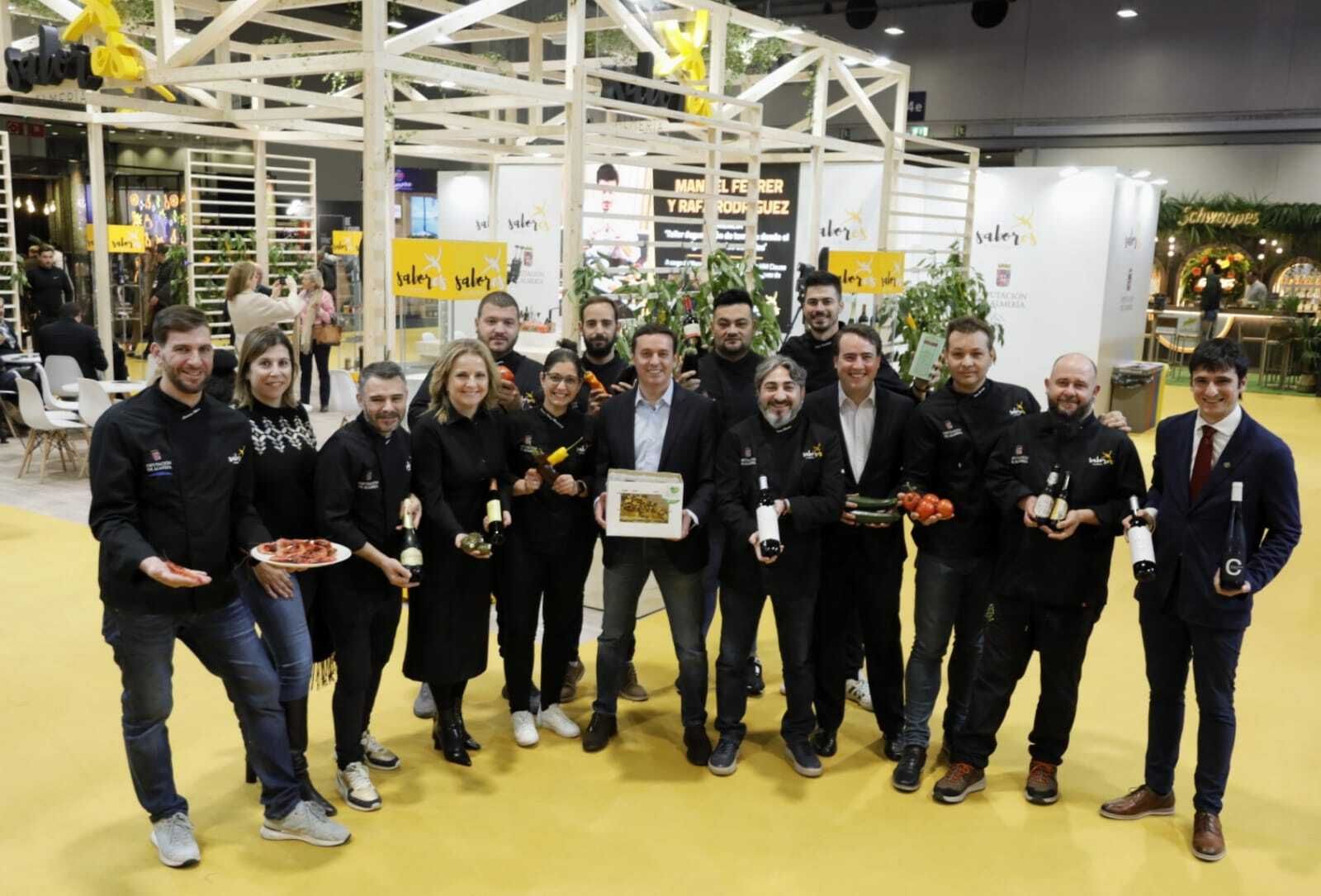 Foto de familia de los chefs almerienses en el stand 'Sabores Almería'.