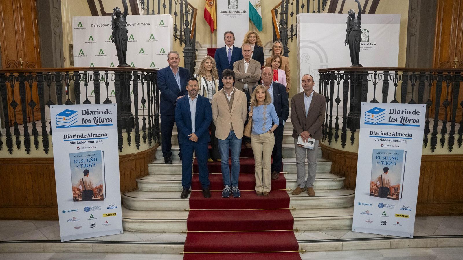 Alfonso Goizueta con los organizadores y patrocinadores de Diario de los libros.