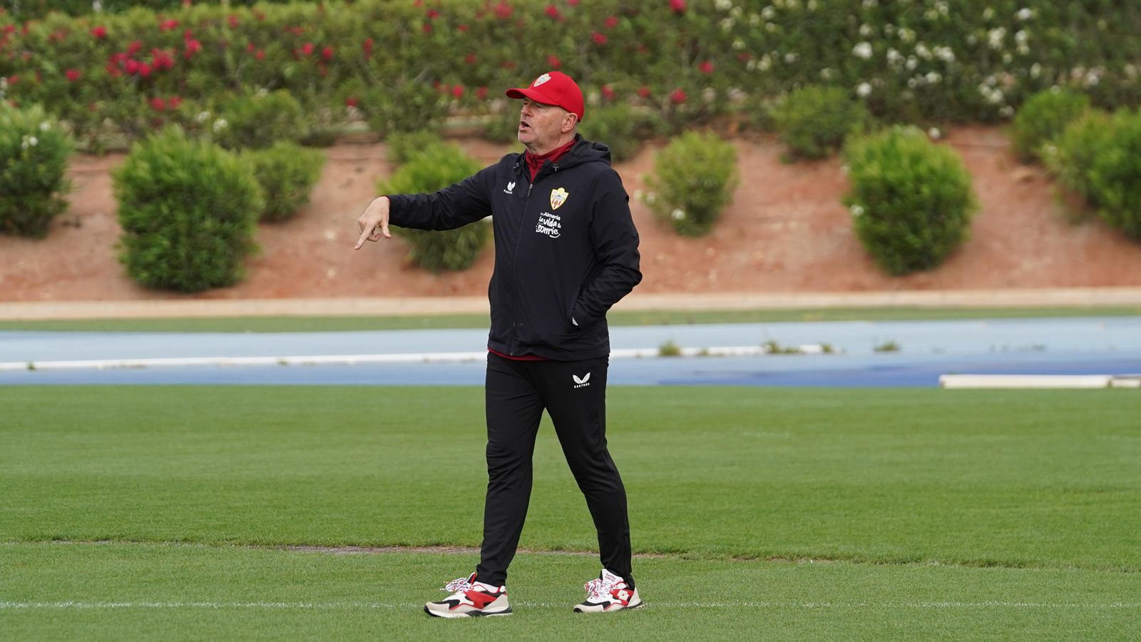Pepe Mel da órdenes a su equipo en el entrenamiento de este viernes en el Anexo.