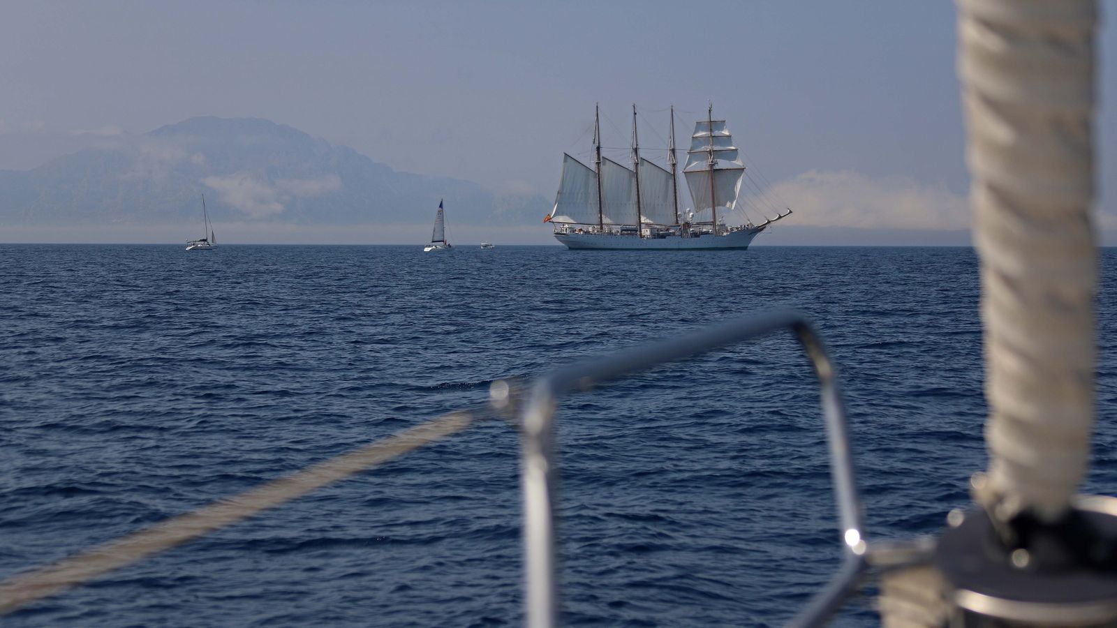 Fotos del 'Juan Sebastián Elcano' navegando por el Estrecho