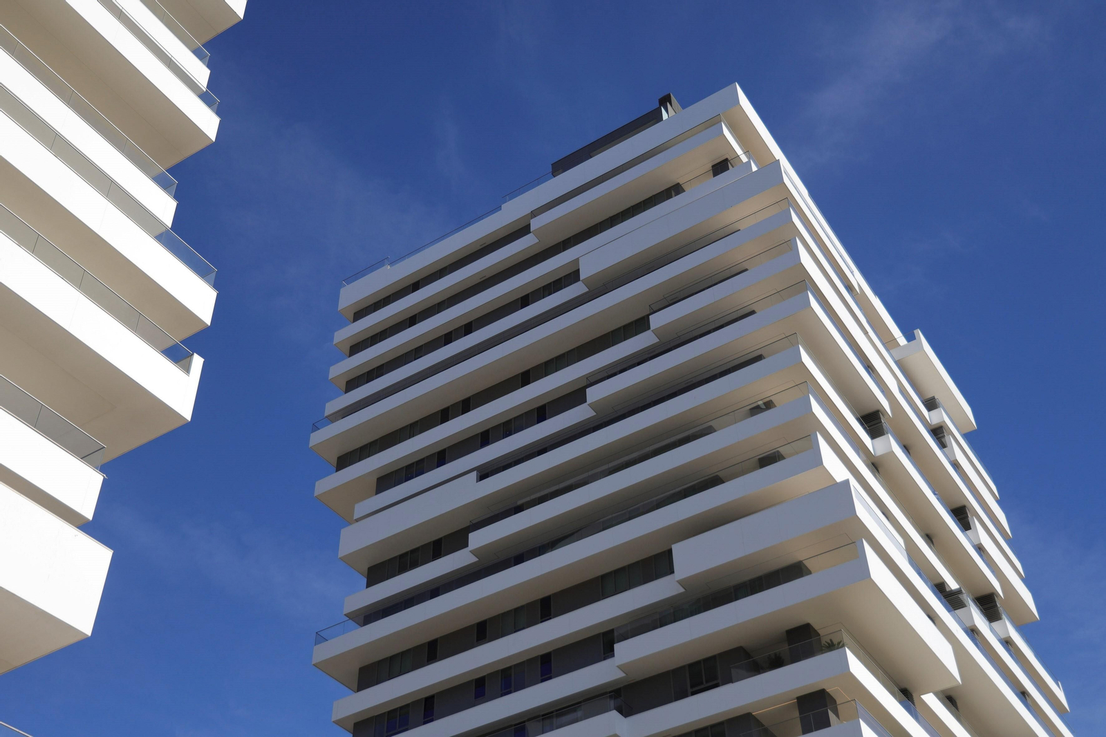 Así son los pisos de lujo de las torres de Sierra Blanca en Málaga, en fotos