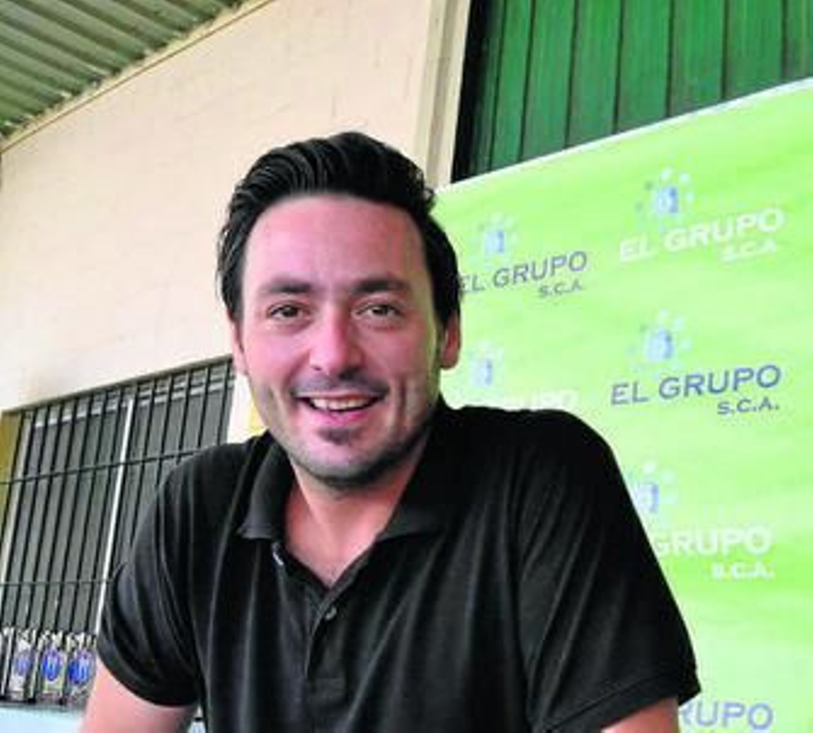 Cristóbal Gómez con productos de la tierra en el concurso gastronómico de Castell de Ferro.