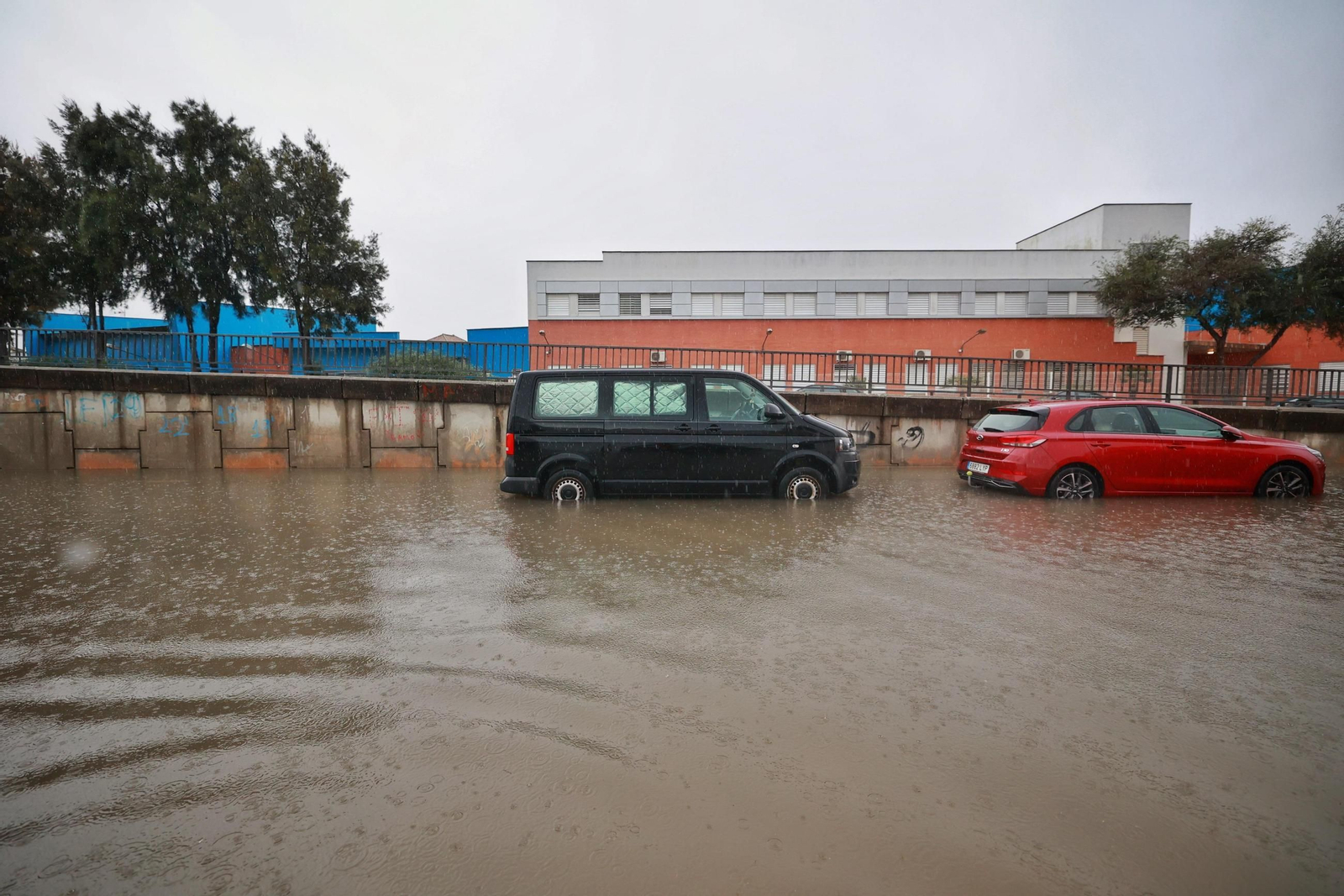 Imágenes de calles inundadas y vecinos achicando agua en San Fernando