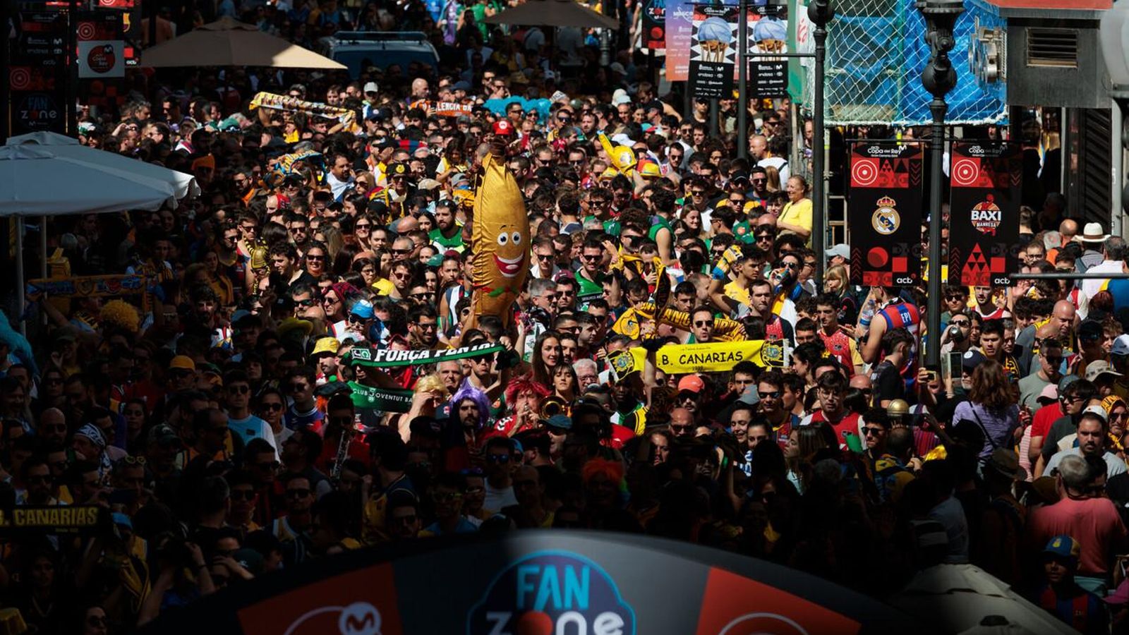 La gran fiesta de las aficiones en la Copa: Miles de personas toman las calles de Las Palmas