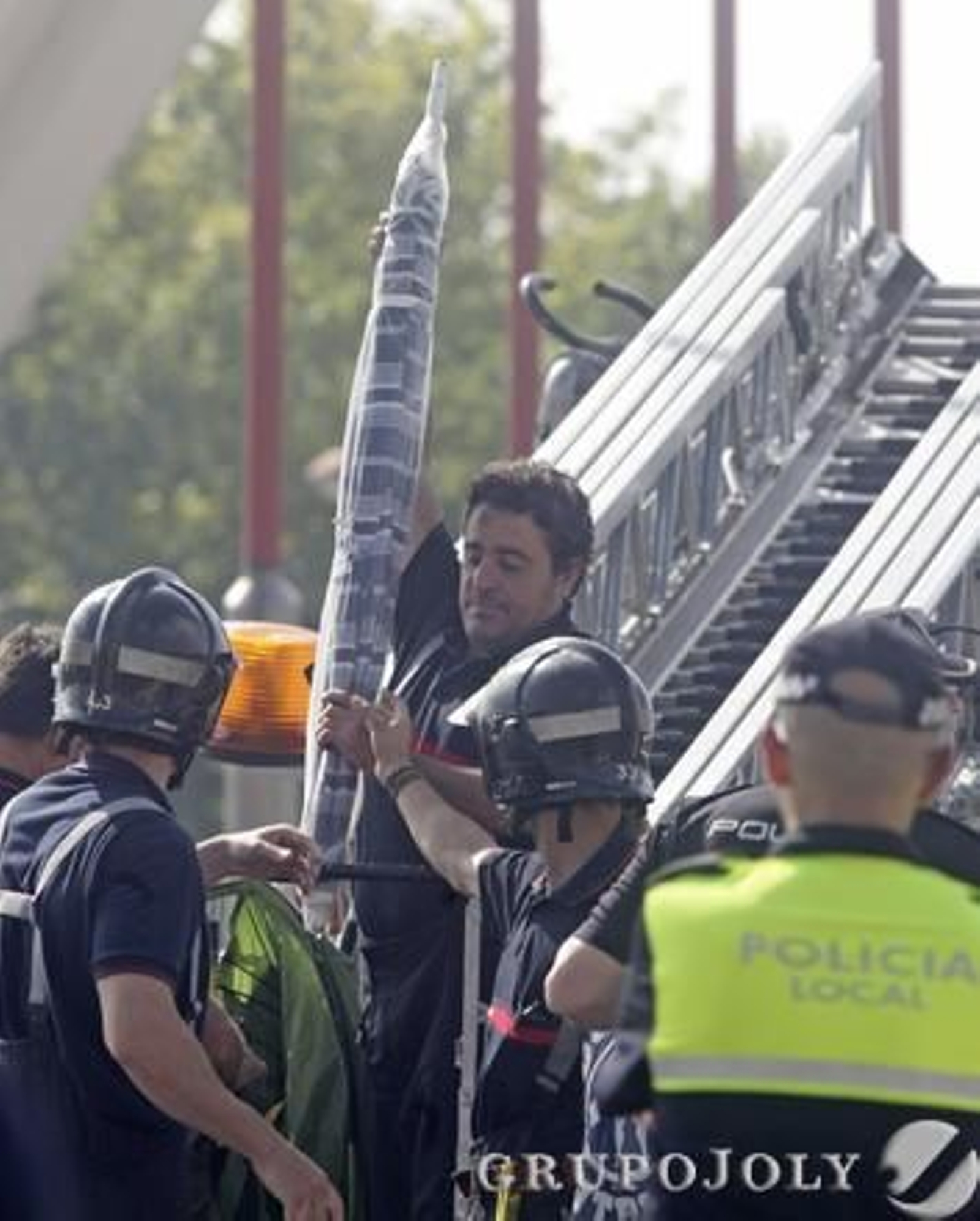 Un bombero sostiene una sombrilla del detenido.

Foto: Antonio Pizarro