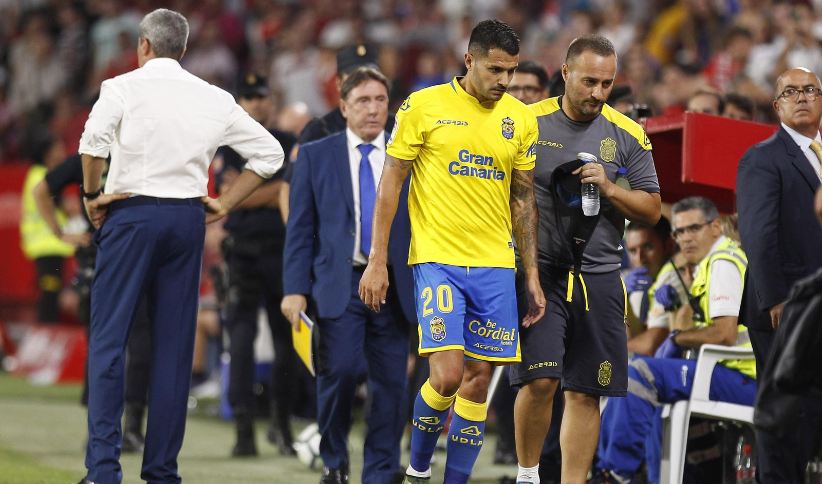 Vitolo abandona el césped del Ramón Sánchez-Pizjuán.