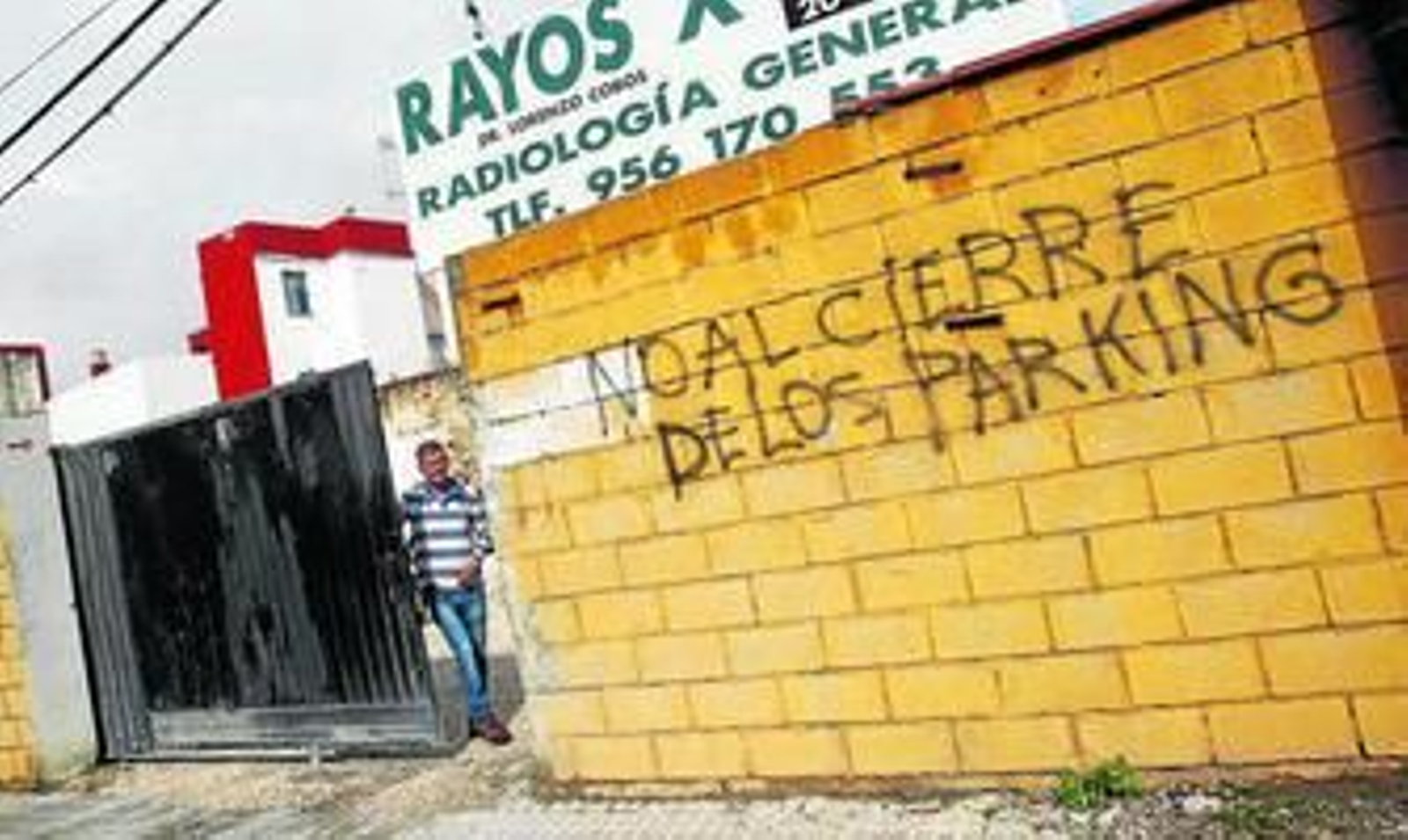 Imagen tomada ayer de uno de los aparcamientos irregulares de la calle Méndez Núñez.
