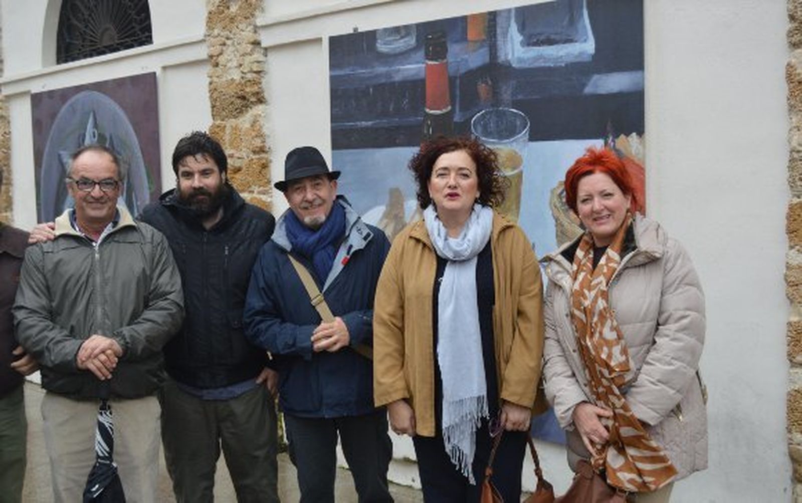 Los pintores Fermín Villaescusa, Pepe Baena y Pepe Palacios con Marcela Paserini y Asunción Vico, durante la inauguración de la exposición al aire libre del mercado de abastos.  Foto: Ignacio Casas de Ciria