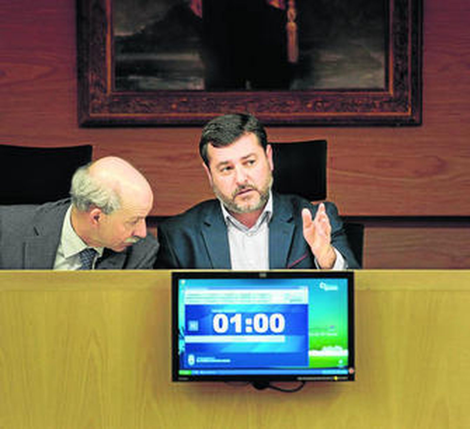 El ex alcalde de El Puerto (uno de los municipios señalados), Alfonso Candón, junto al secretario del Ayuntamiento.