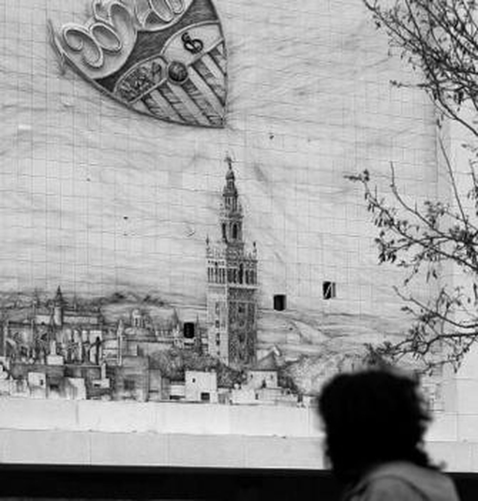 1. Detalle del mosaico de Gol Sur, con tres azulejos caídos alrededor de la Giralda y hasta siete más, picados. 2. Vista general del estado en que se encuentra la obra de Ben Yessef, inaugurada hace dos años largos.